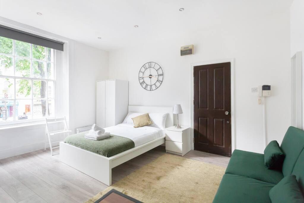 One-Bedroom Apartment photo 2