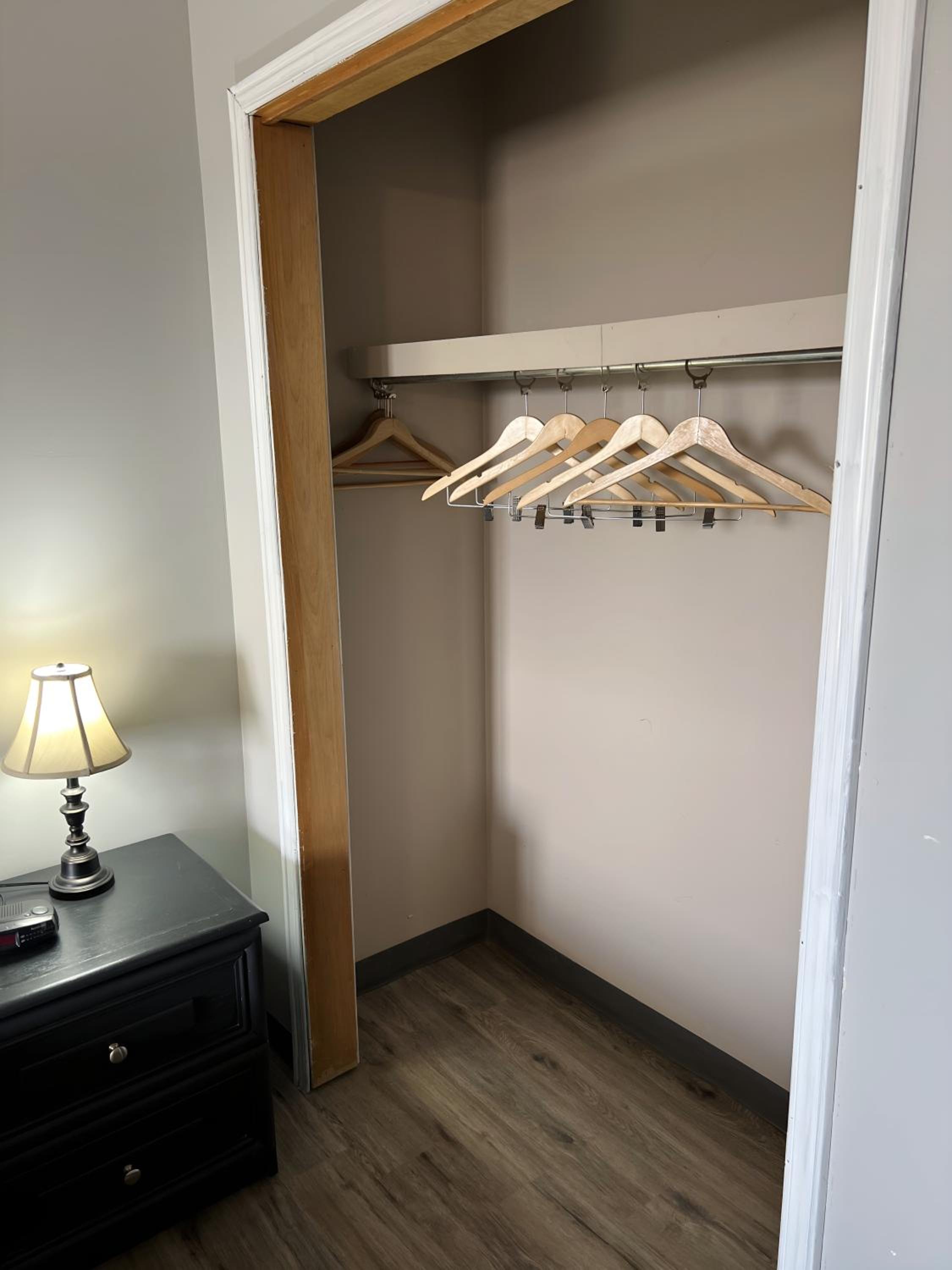 Deluxe King Room - Non-Smoking - Photo 7