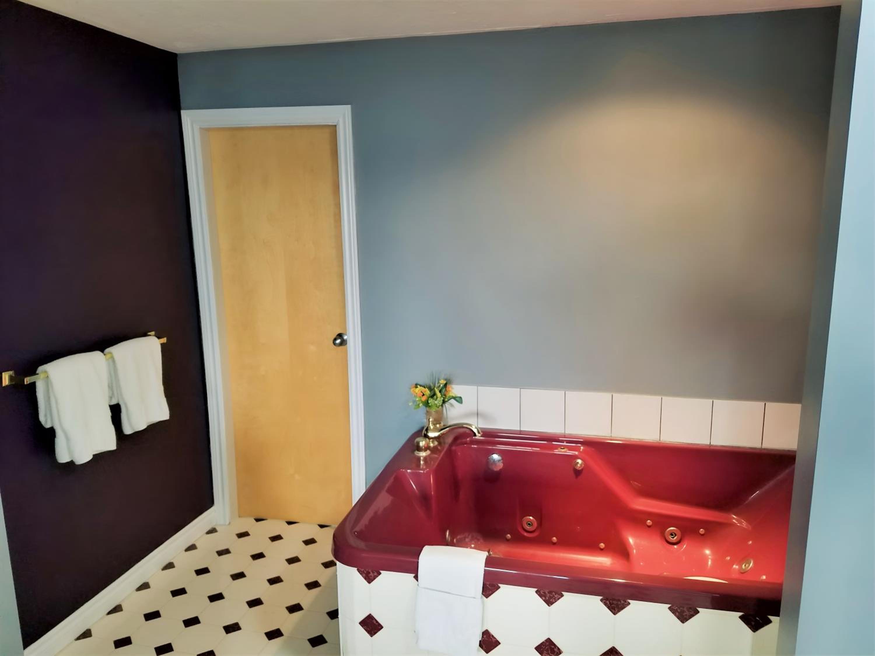 King Suite with Jetted Tub - Non-Smoking - Photo 9