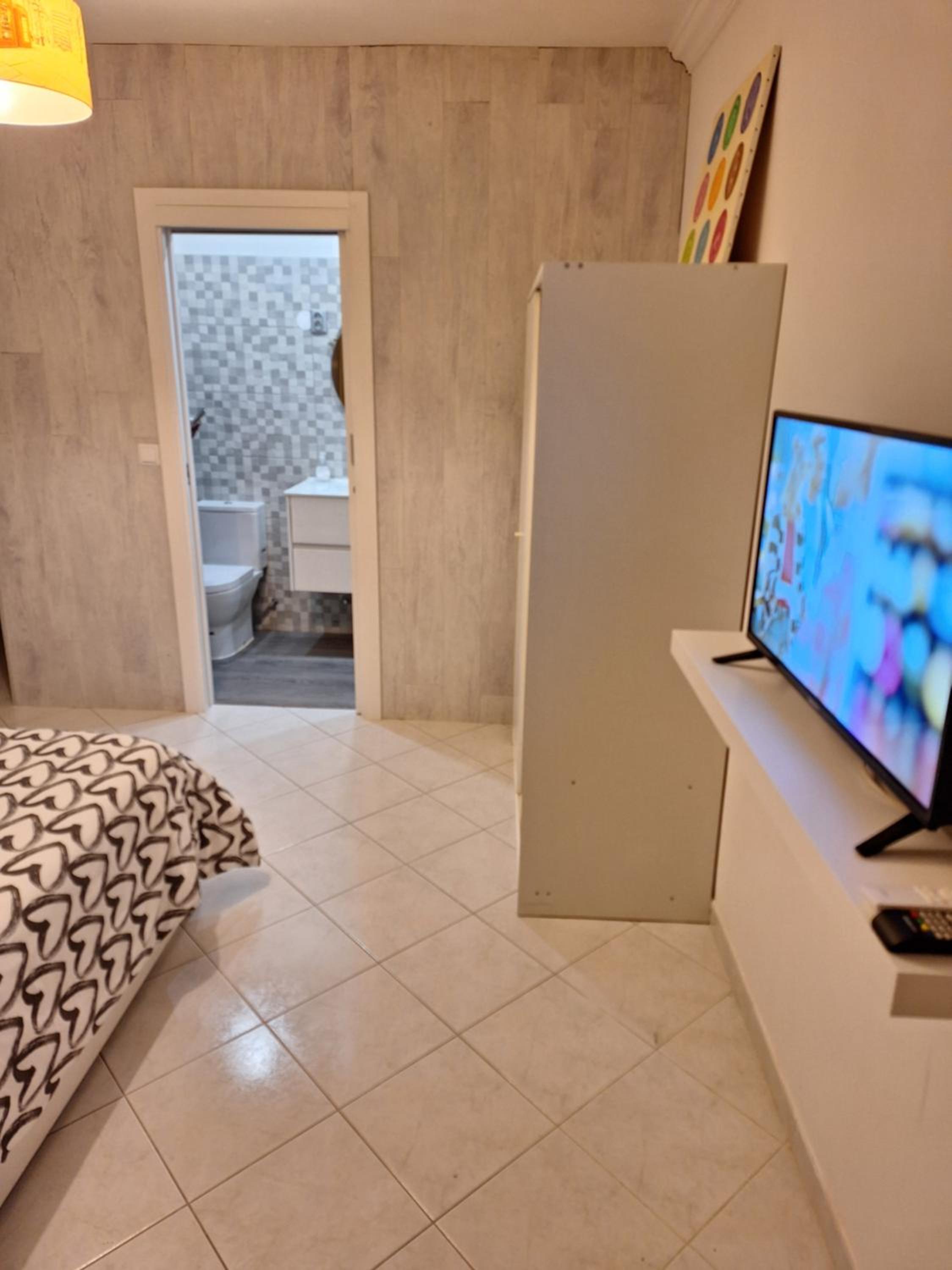 King Suite with Balcony - Photo 34