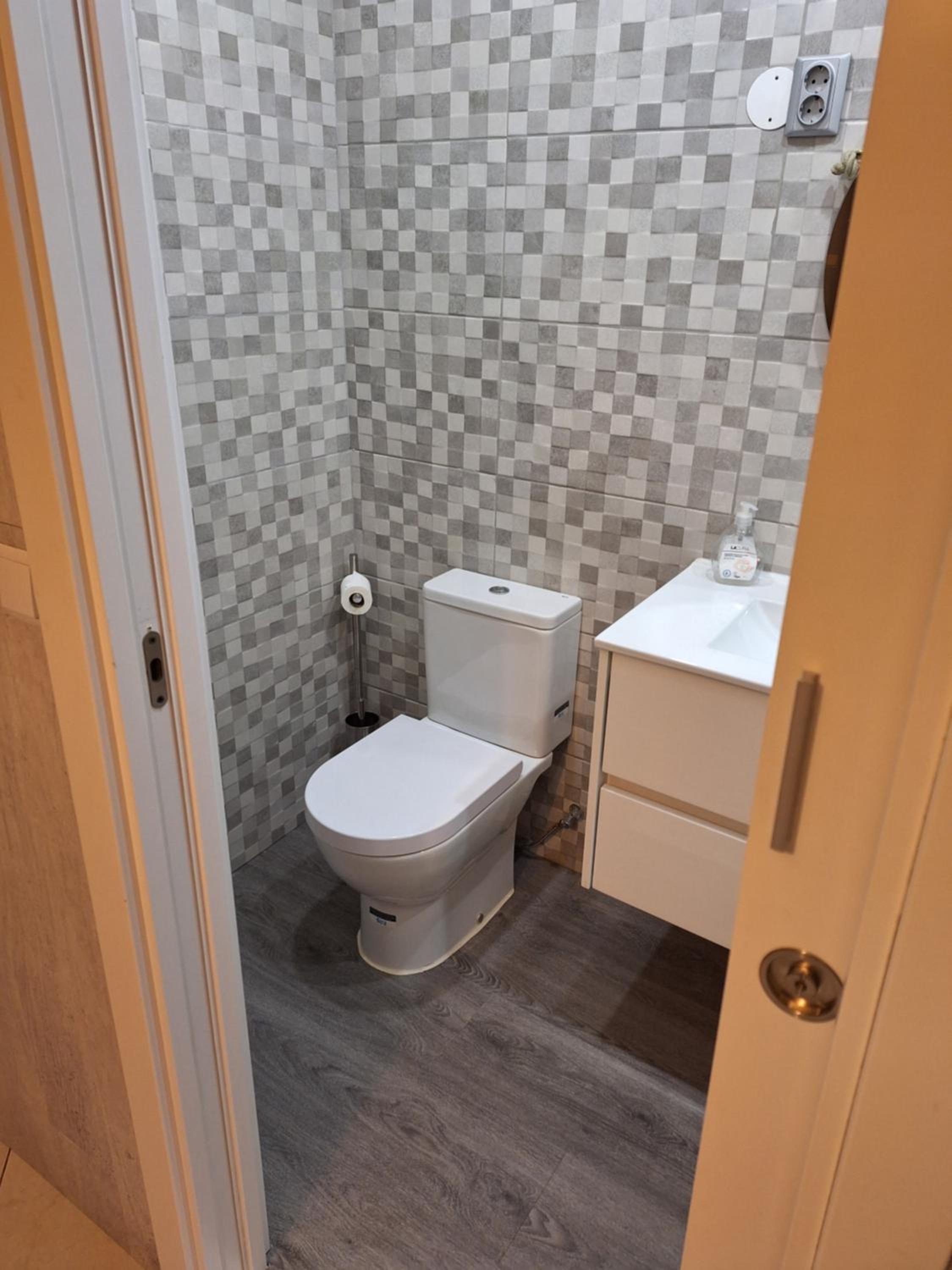King Suite with Balcony - Photo 11