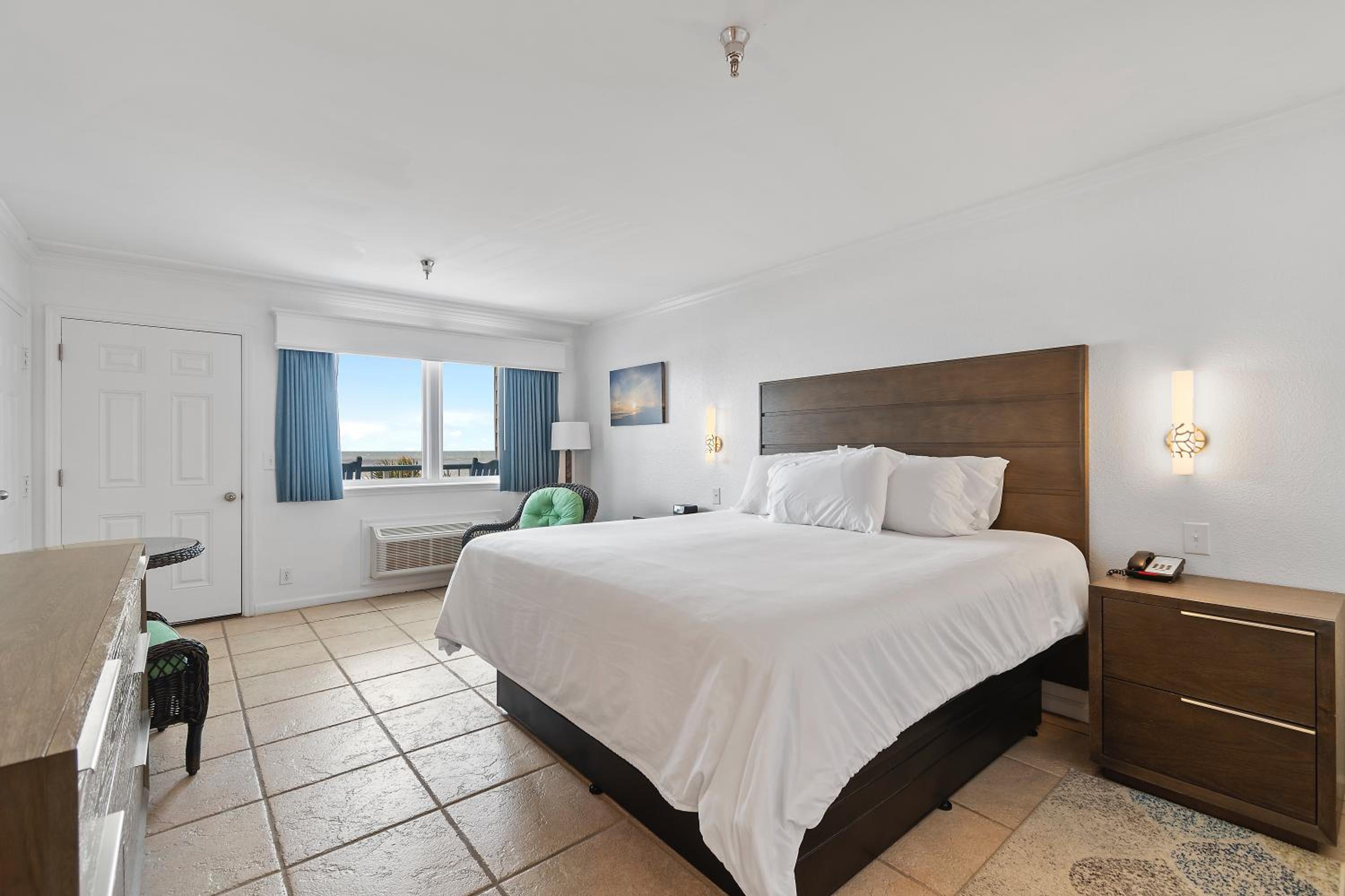 Standard King Room with Ocean Front View - Photo 1