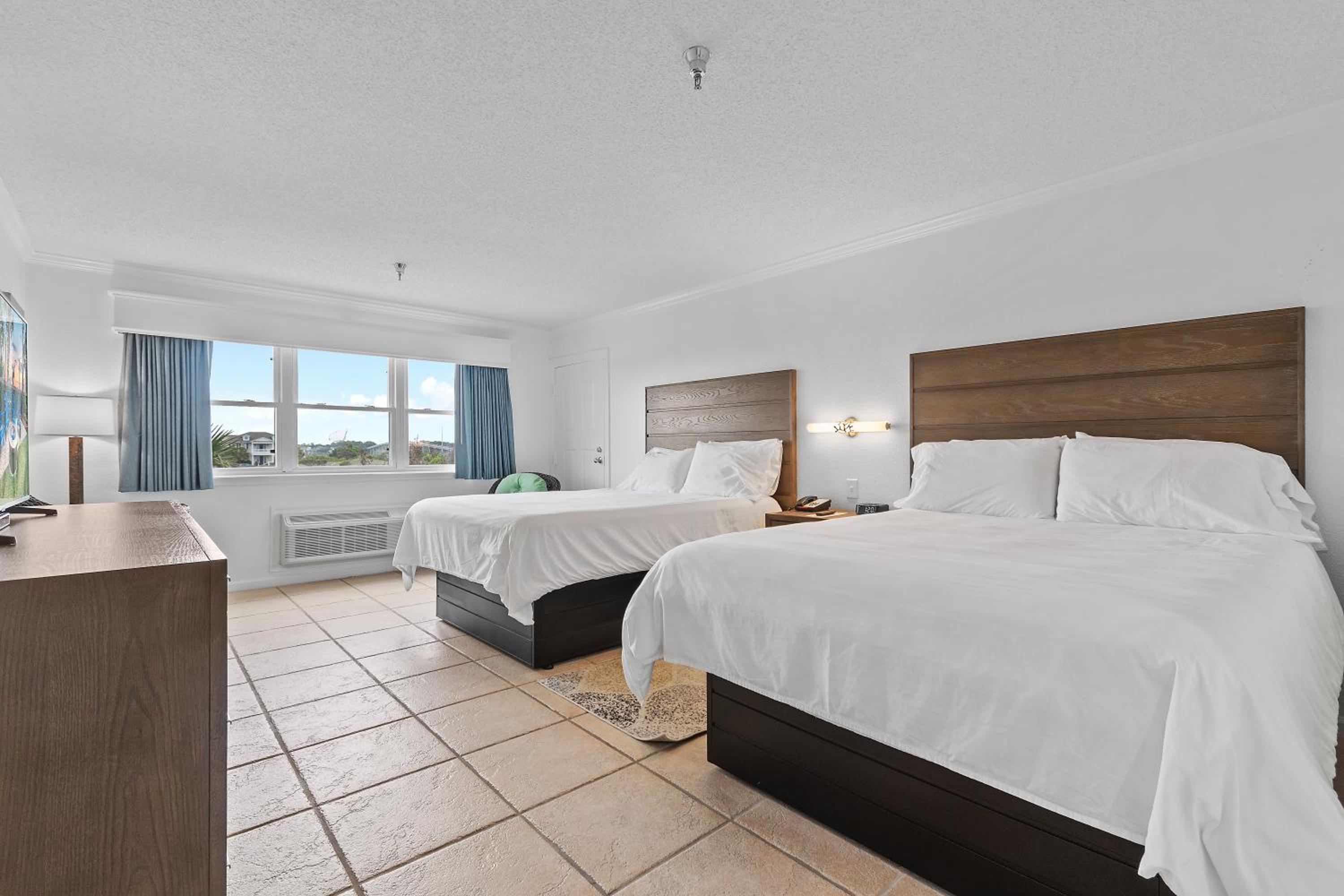 Queen Room with Two Queen Beds - Non Ocean View - Photo 1