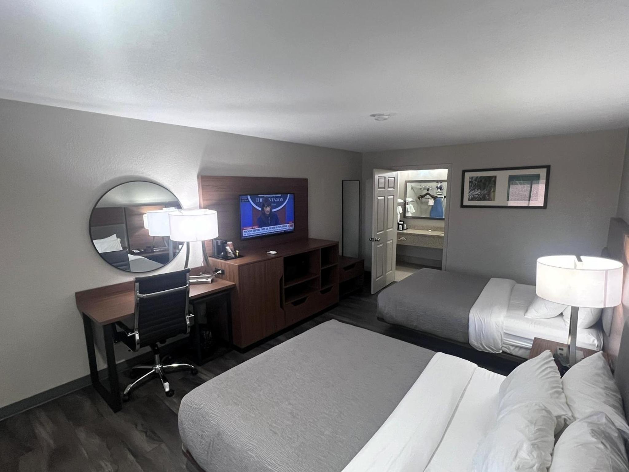 Queen Room With Two Queen Beds - Accessible/Non-Smoking  - Photo 3