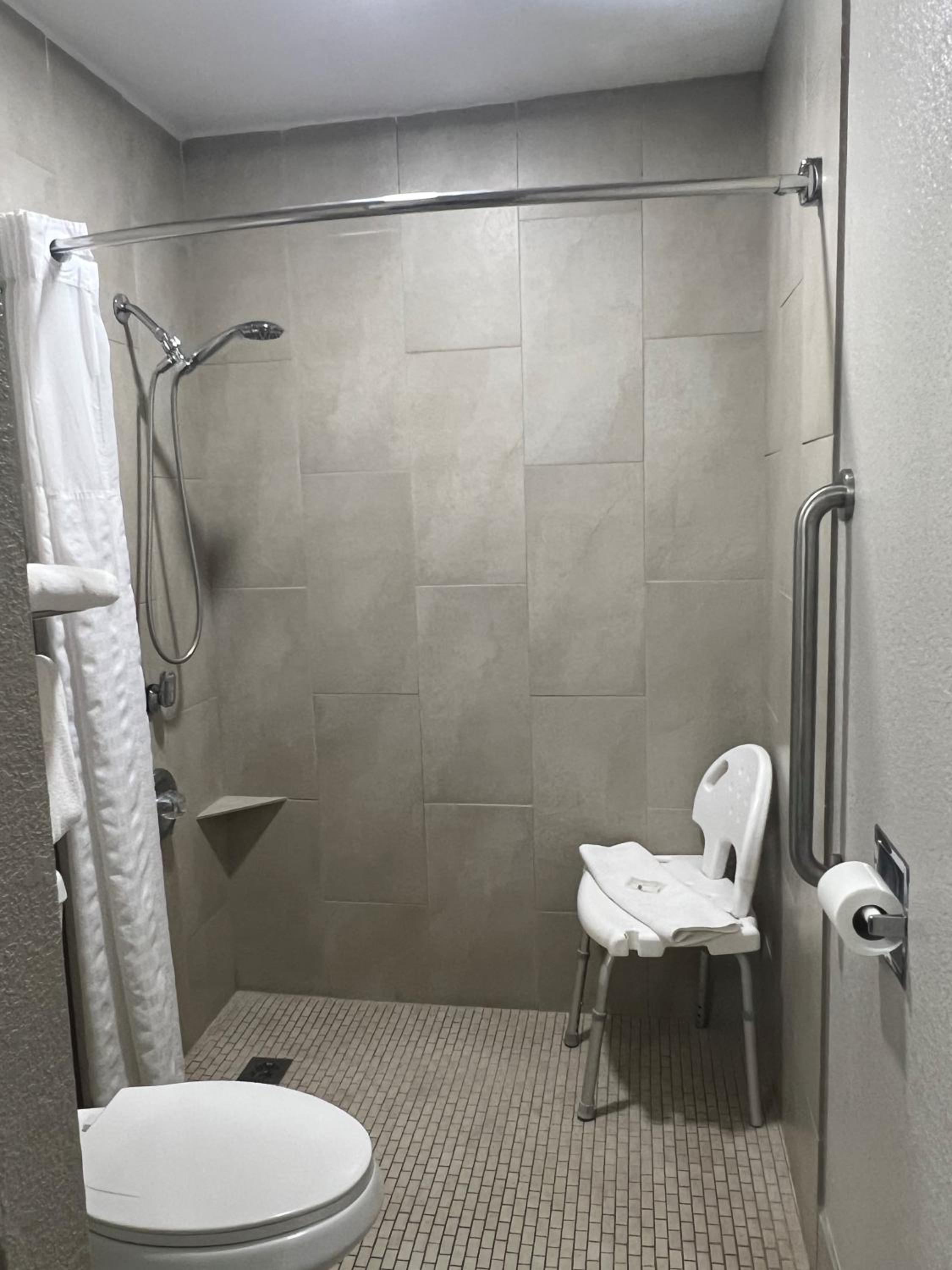 Queen Room With Two Queen Beds - Accessible/Non-Smoking  - Photo 4
