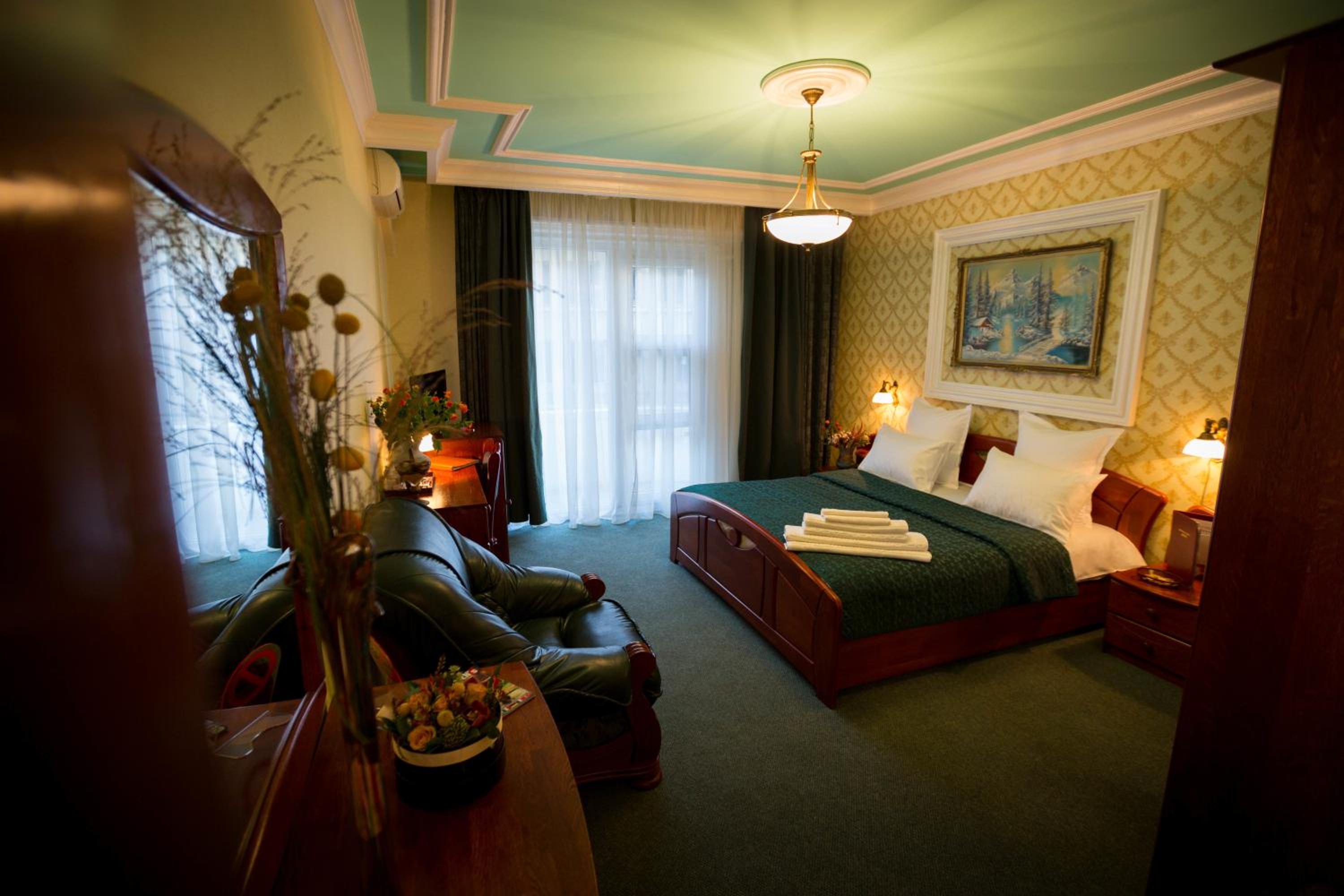 Suite - Photo 1