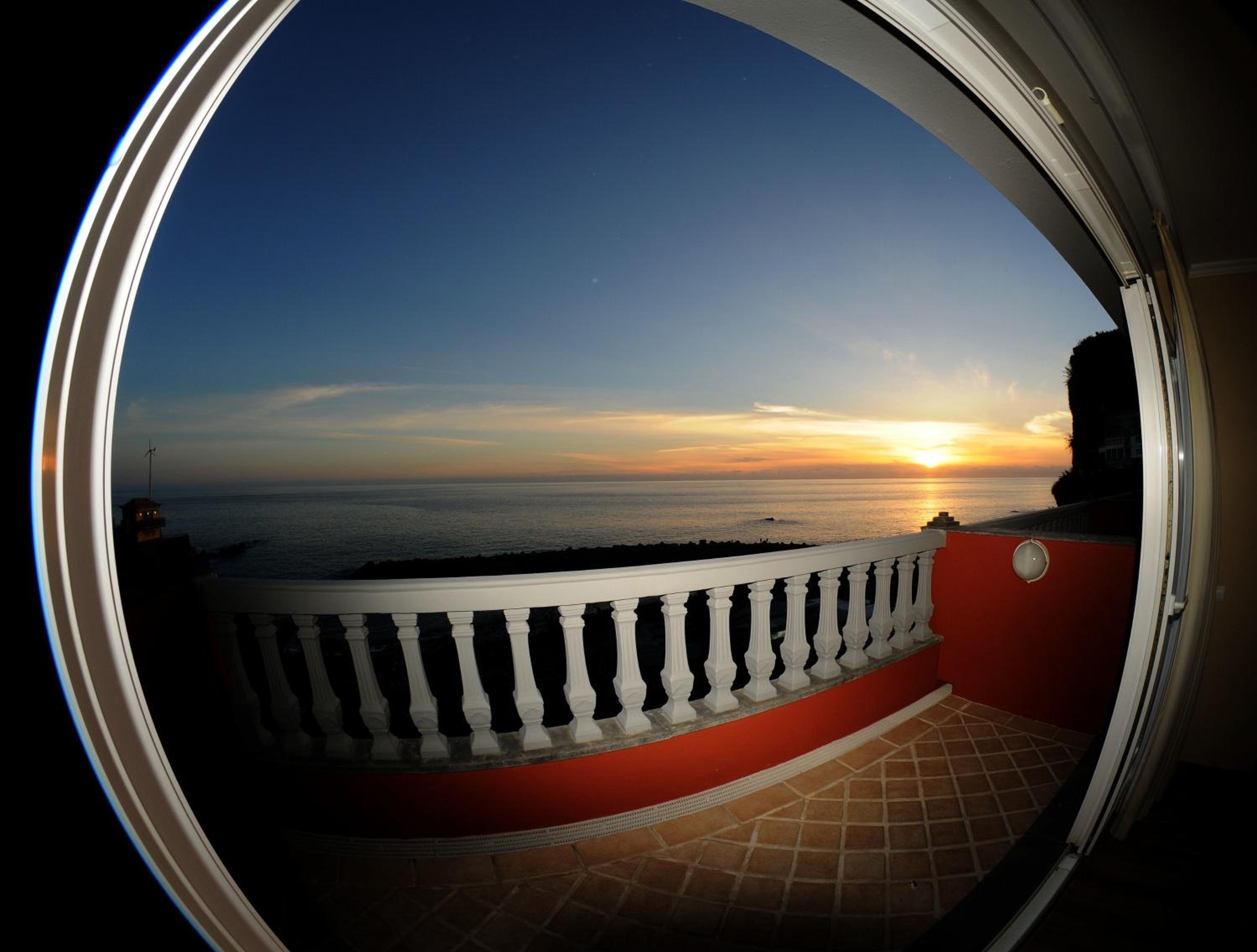 Twin Room with Sea View and Balcony - Photo 2