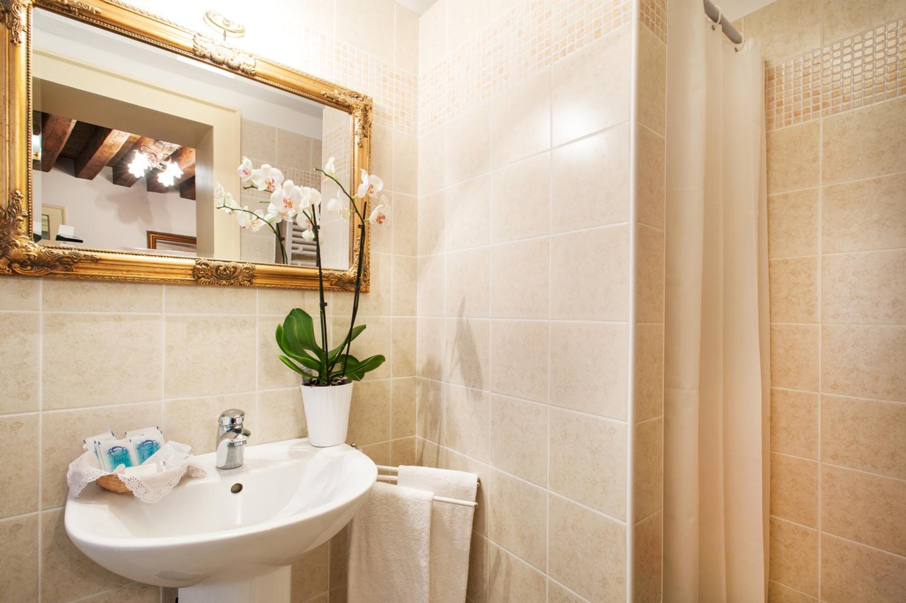 Double Room with Private Bathroom photo 3