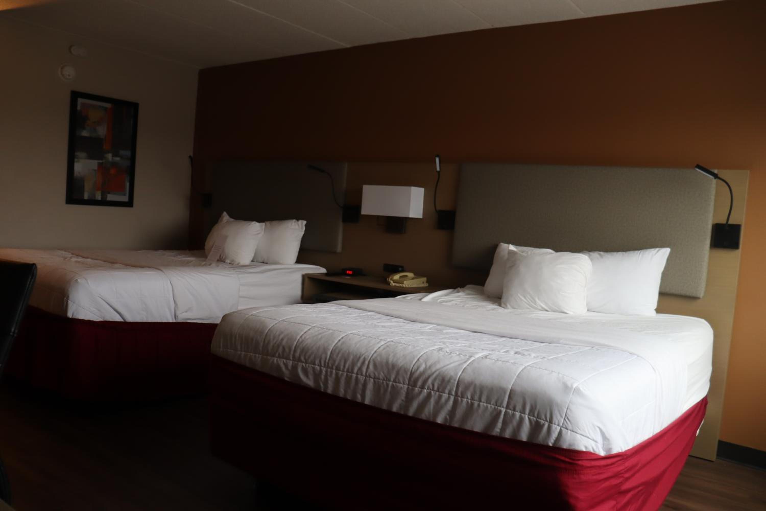 Queen Room With Two Queen Beds - Non-Smoking - Photo 23