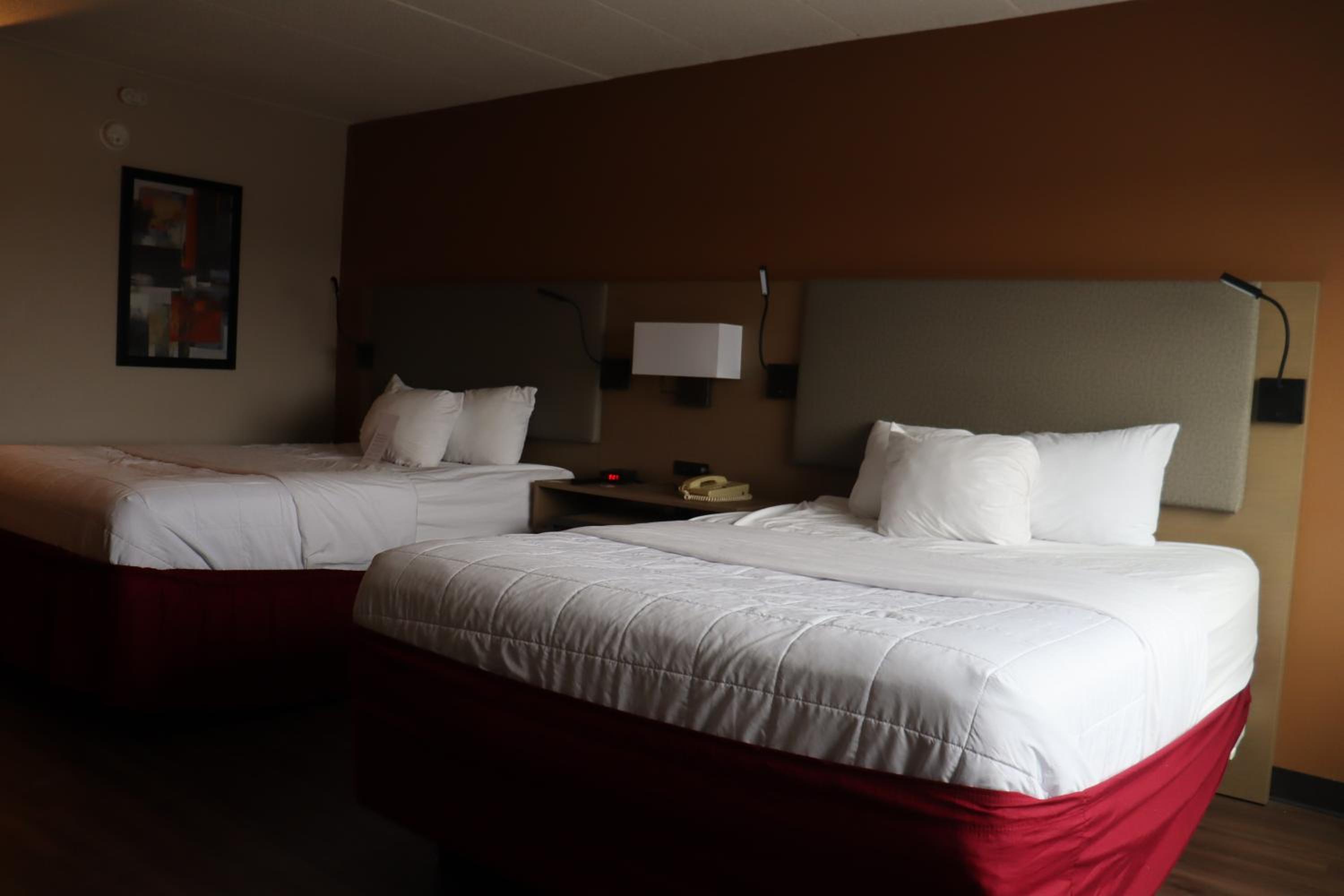 Queen Room With Two Queen Beds - Non-Smoking - Photo 2