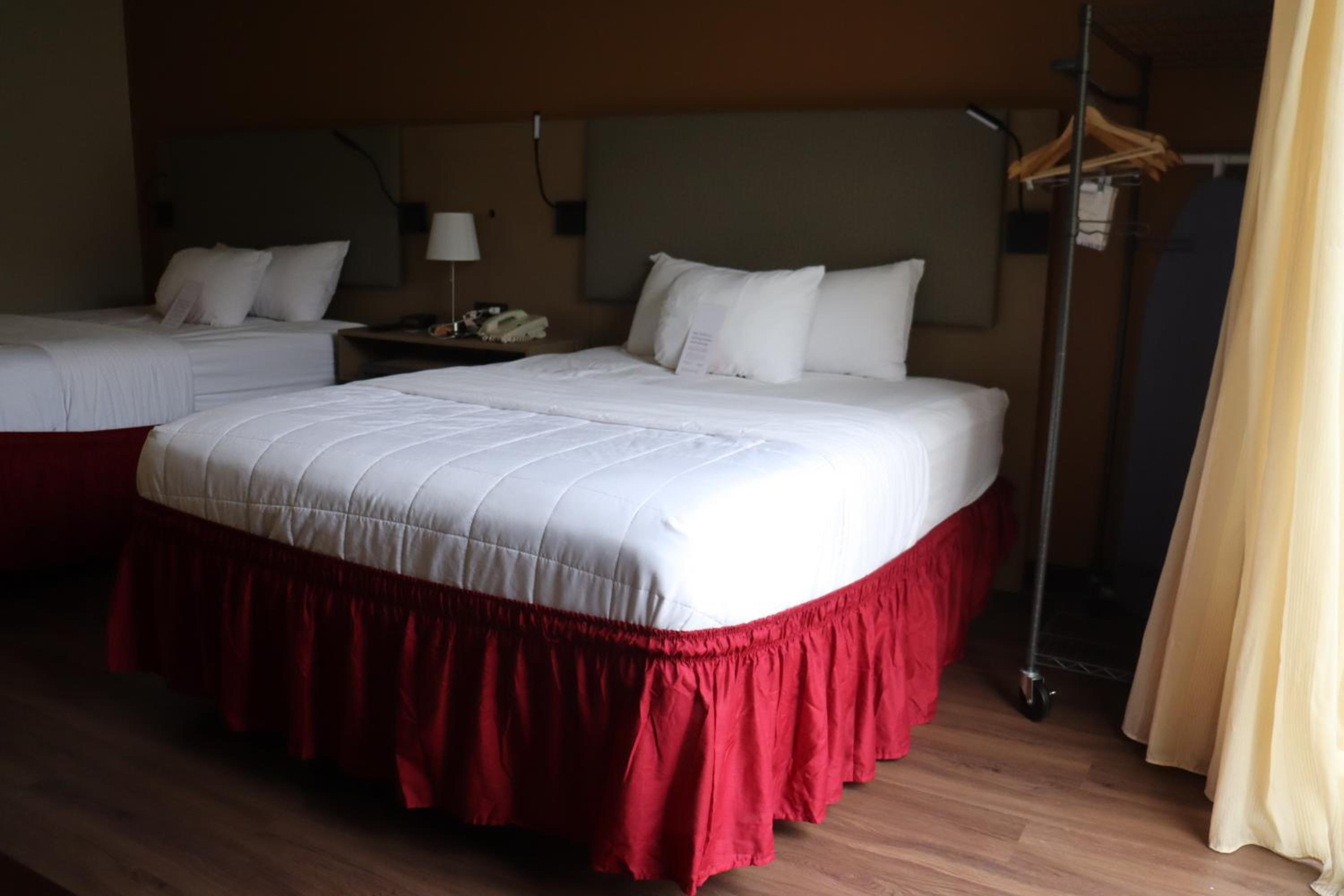 Queen Room With Two Queen Beds - Non-Smoking - Photo 22