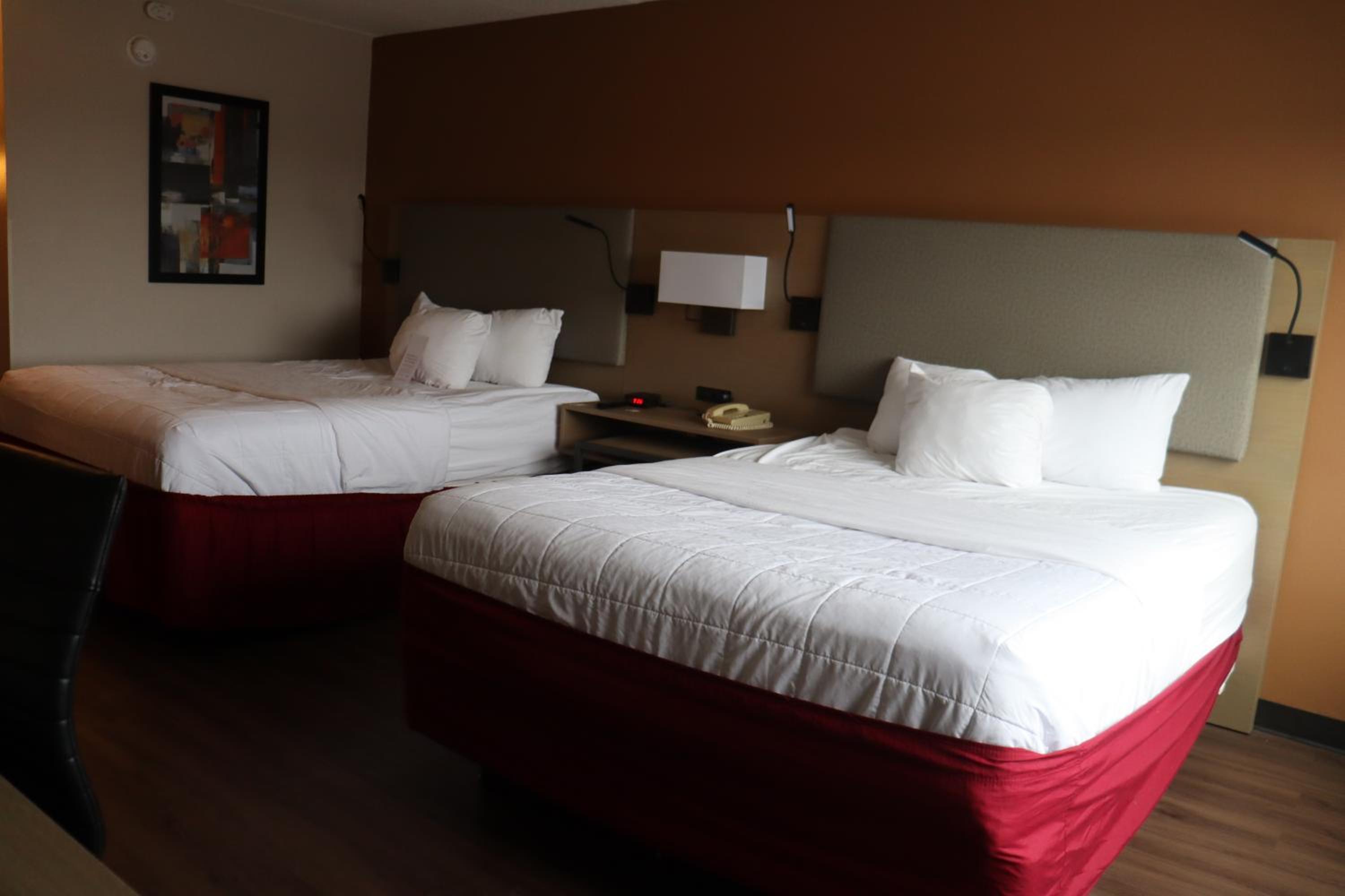 Queen Room With Two Queen Beds - Non-Smoking - Photo 27