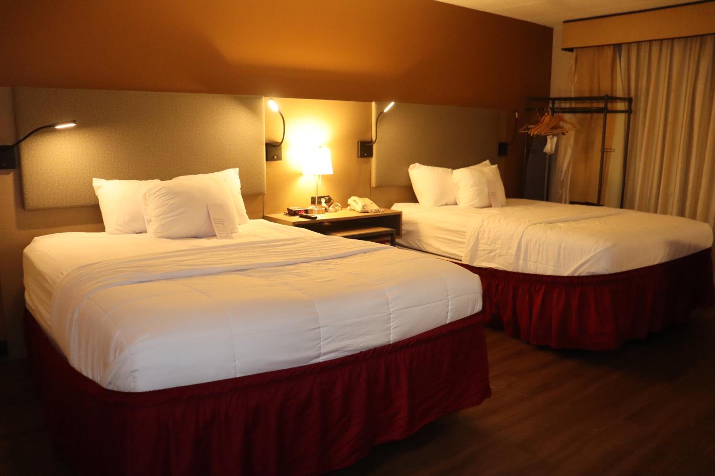 Queen Room With Two Queen Beds - Non-Smoking - Photo 28