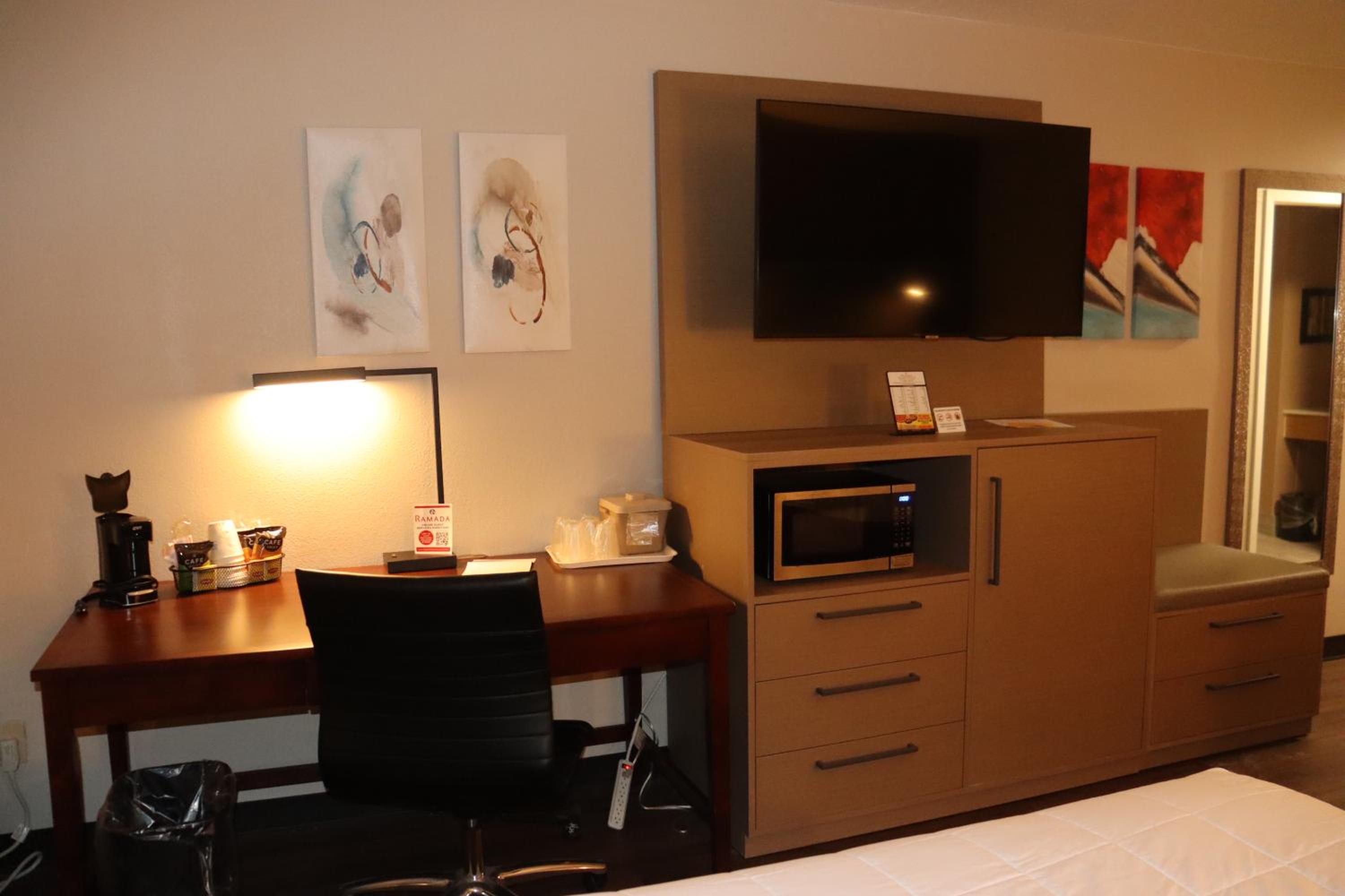 Queen Room With Two Queen Beds - Non-Smoking - Photo 1