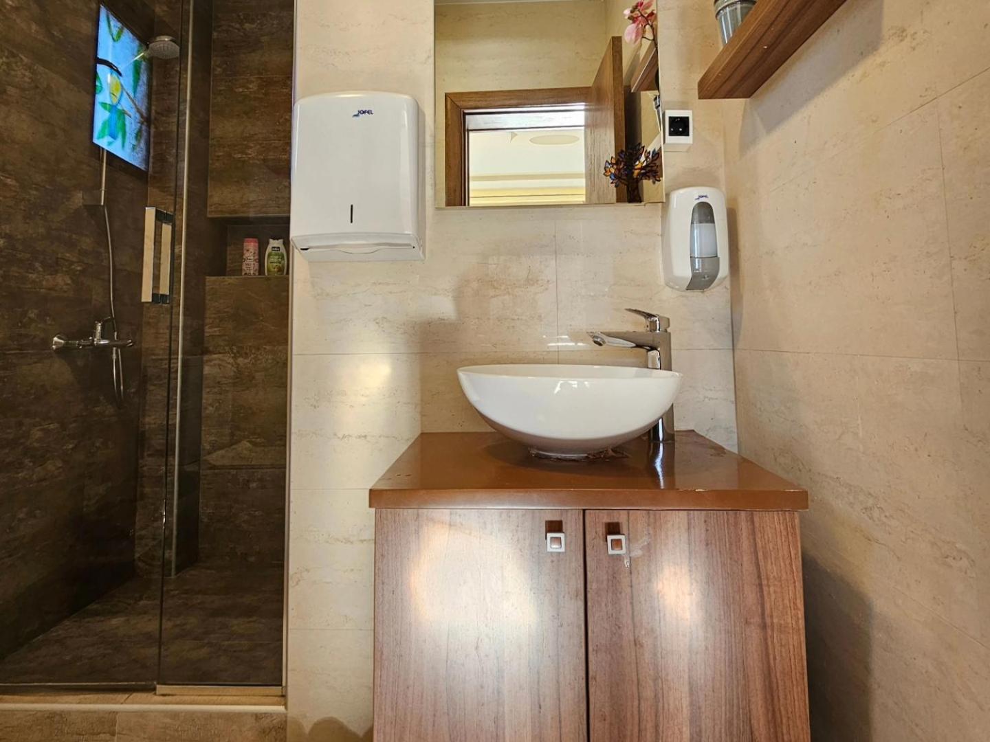 Apartment with Shower - Photo 4