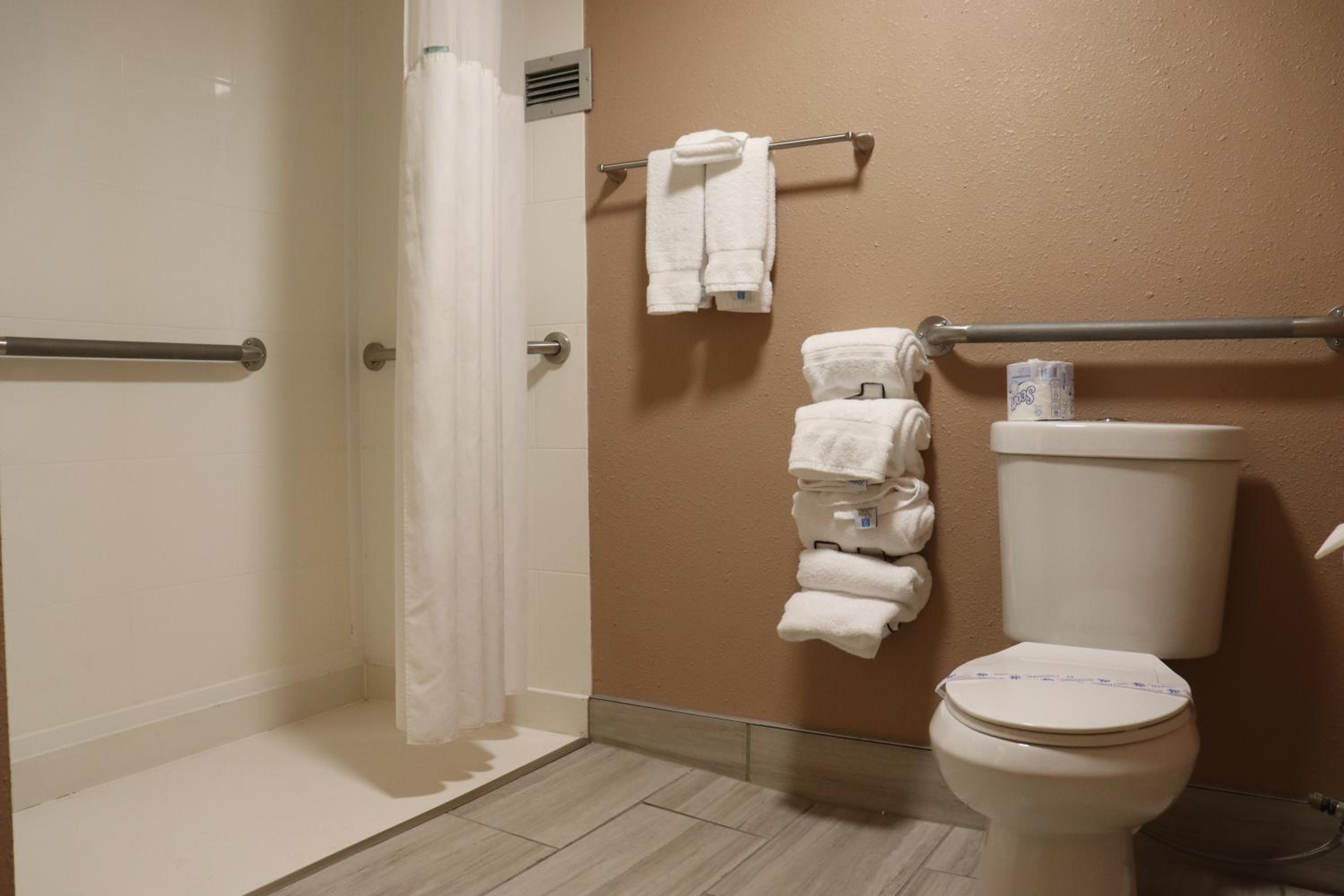 Queen Room With Two Queen Beds - Non-Smoking - Photo 8