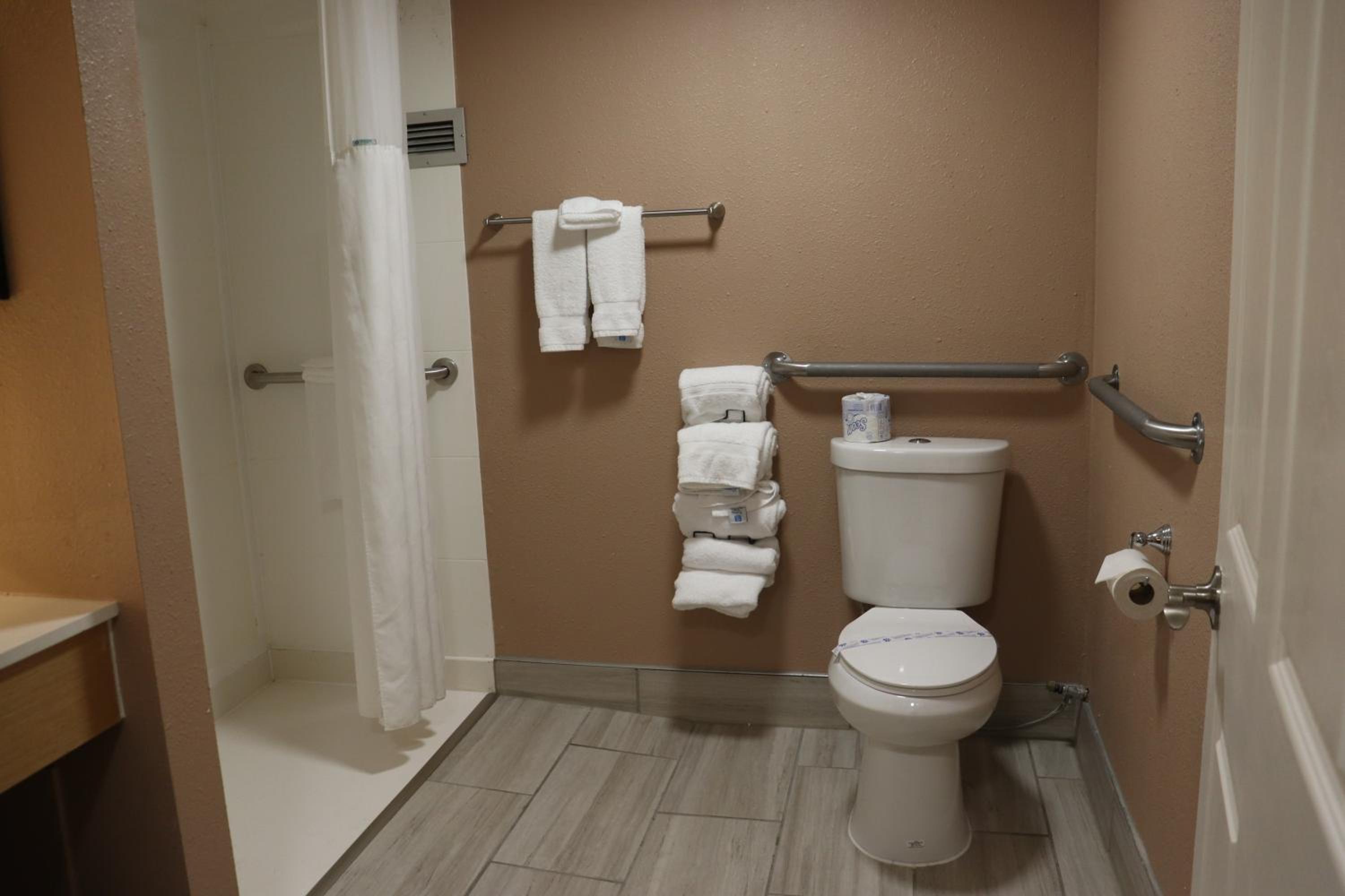 Queen Room With Two Queen Beds - Non-Smoking - Photo 7