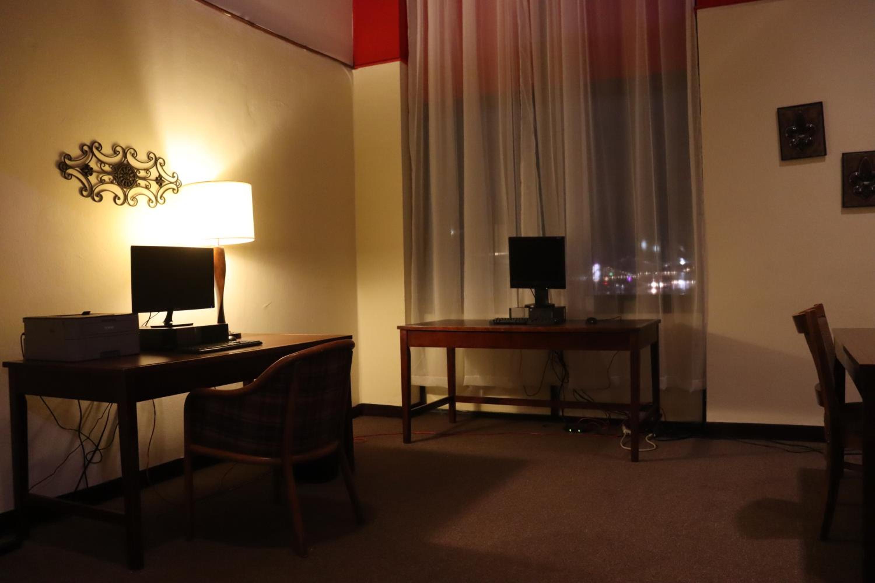 Queen Room With Two Queen Beds - Non-Smoking - Photo 17