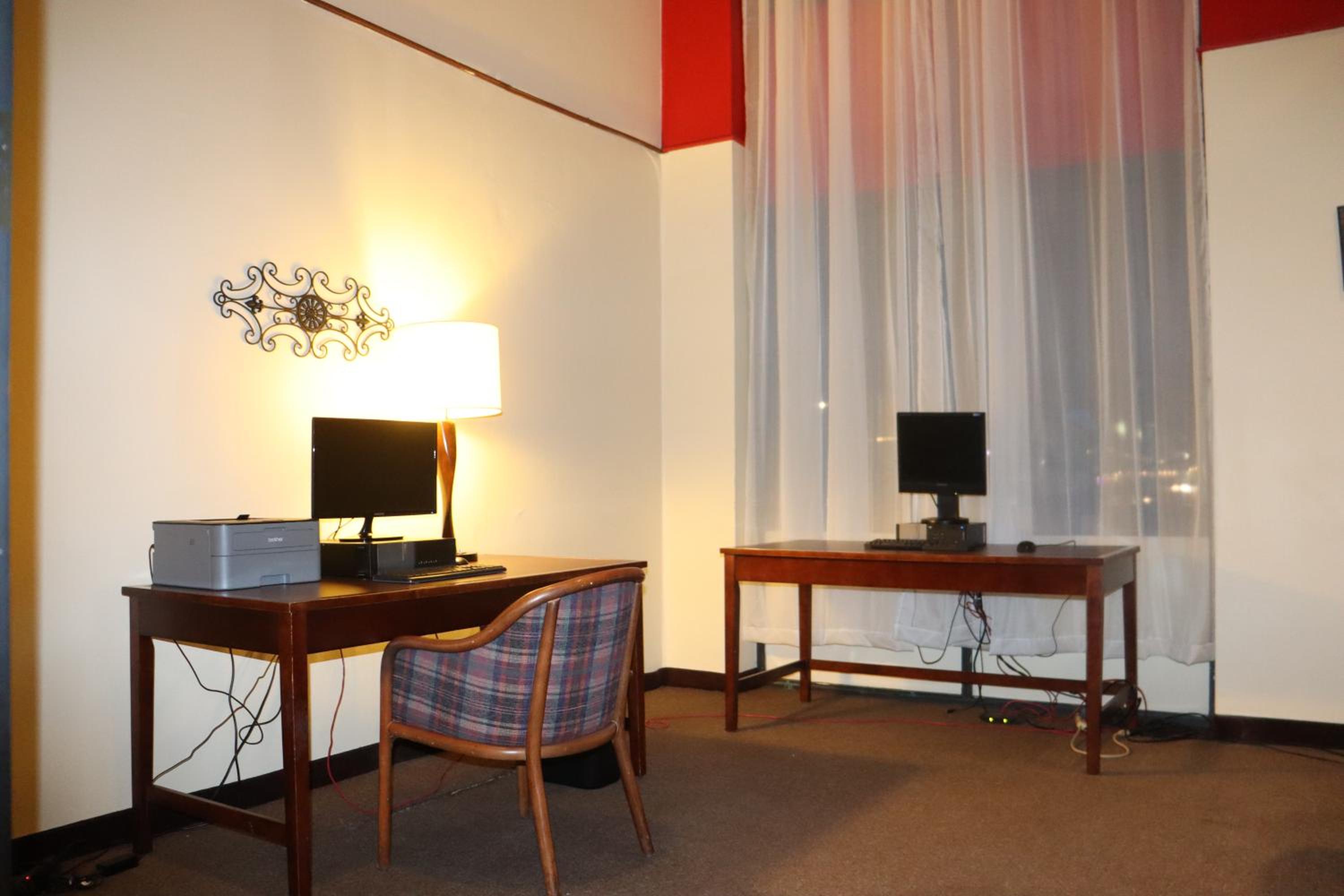 Queen Room With Two Queen Beds - Non-Smoking - Photo 3
