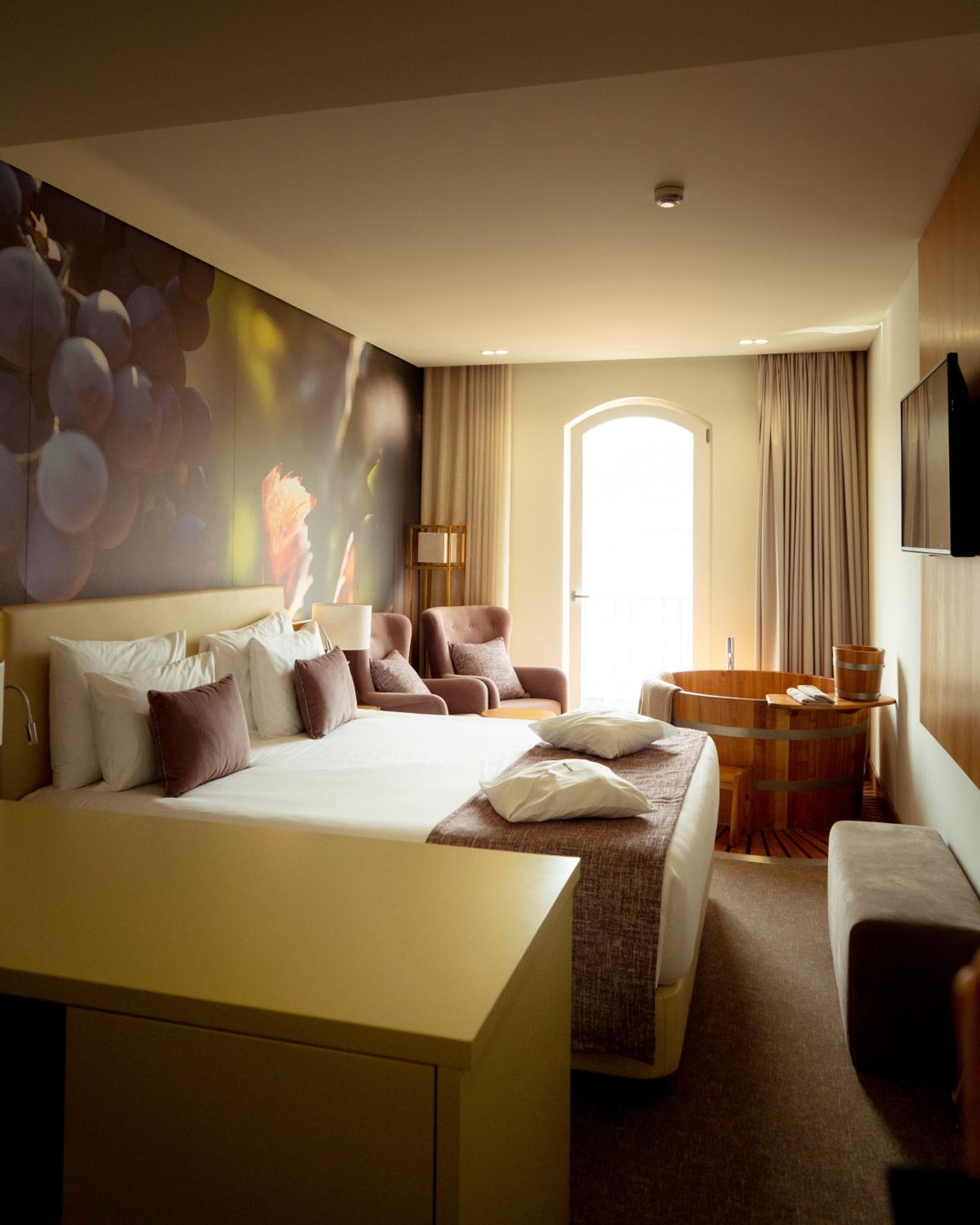 King Suite with Balcony - Photo 4