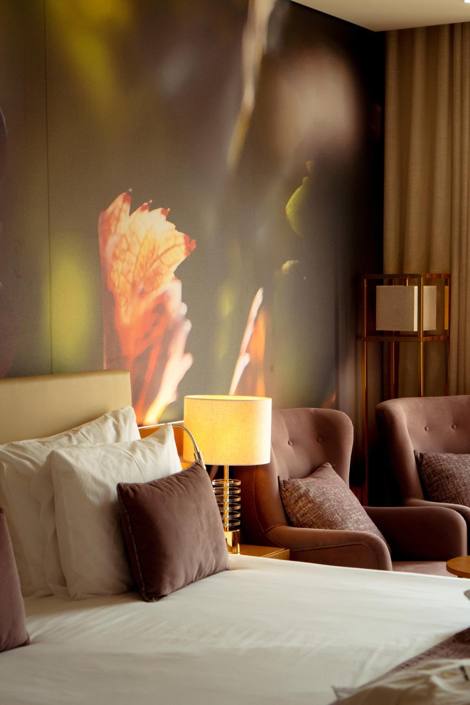 King Suite with Balcony - Photo 9