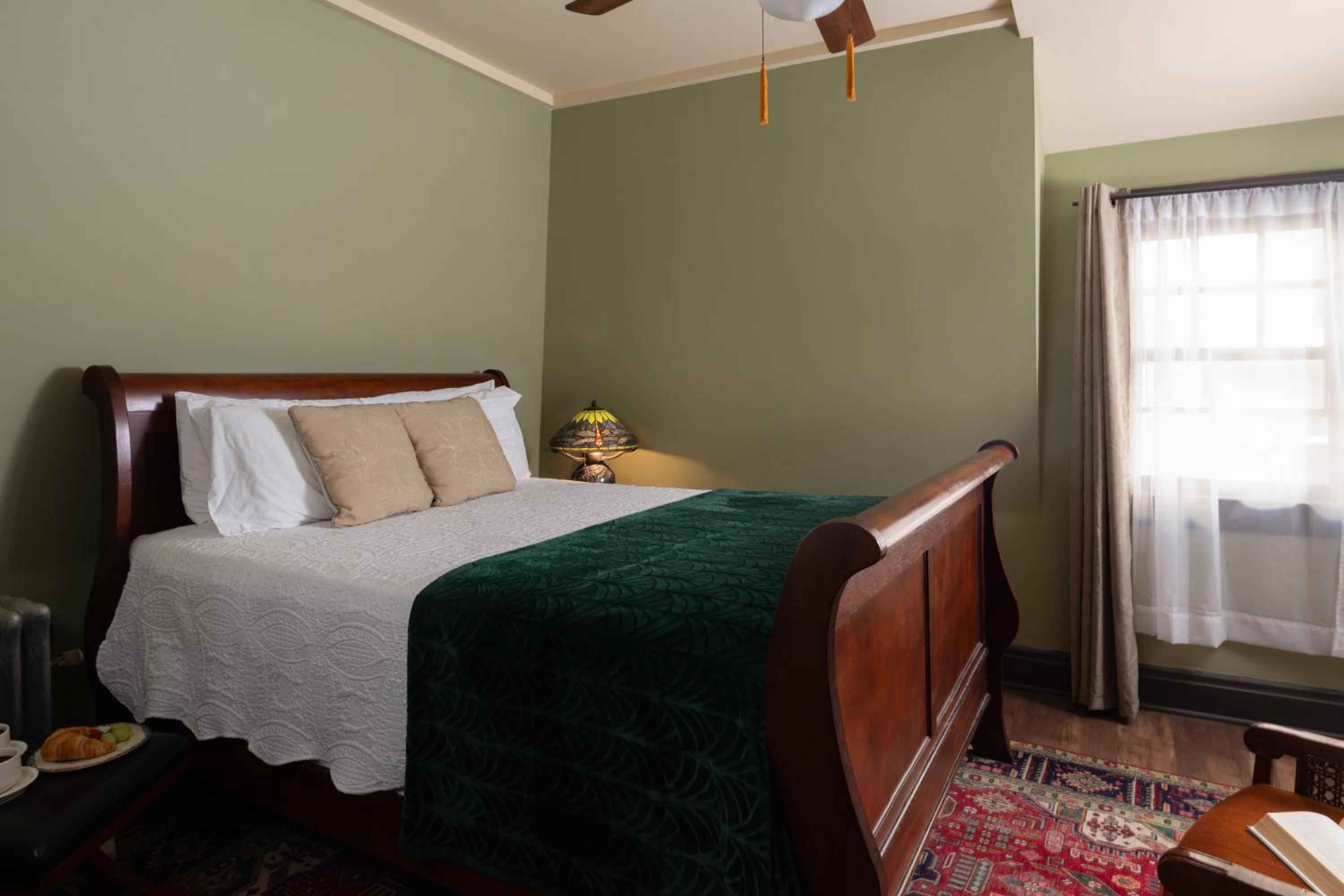 Queen Room photo 1