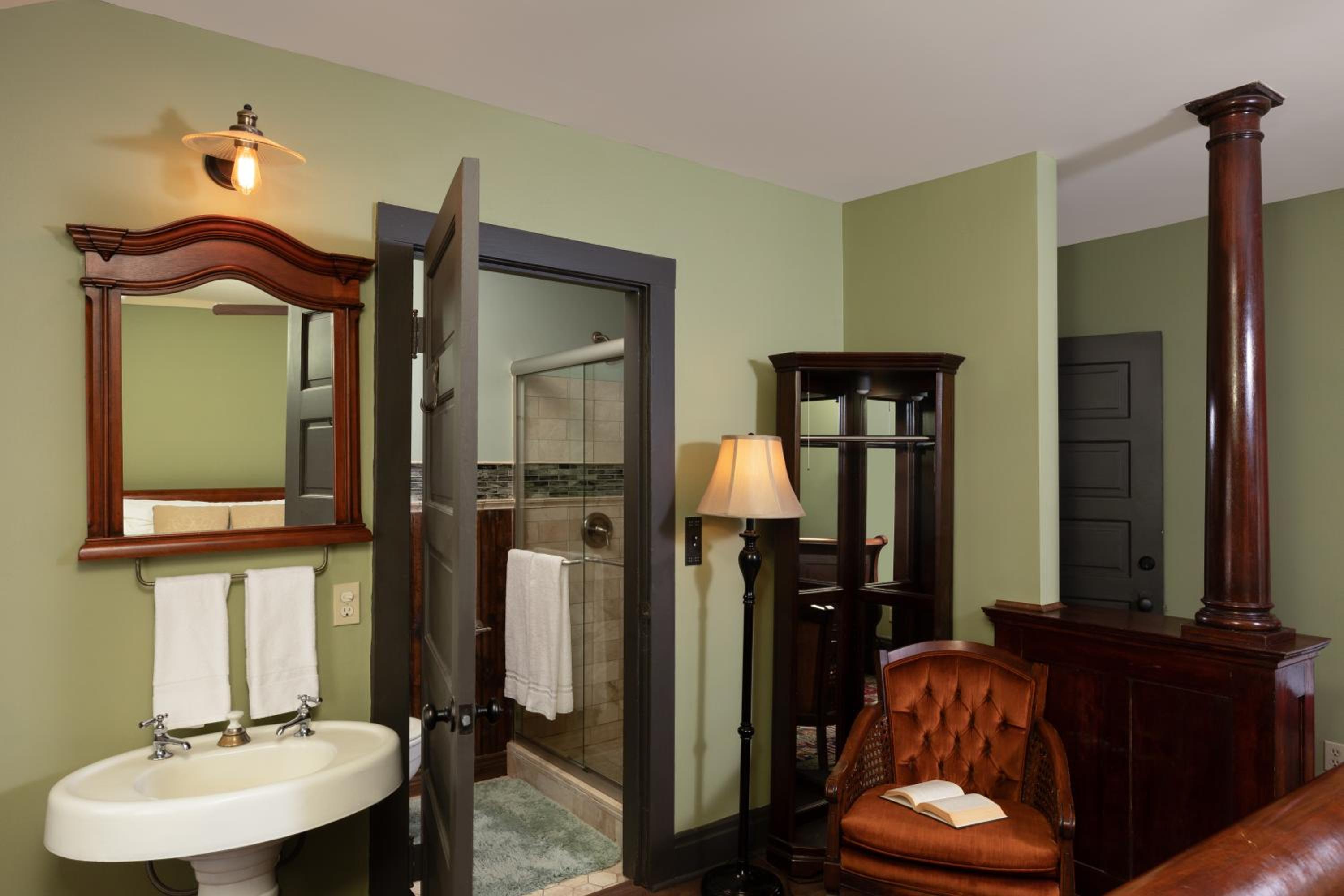 Queen Room photo 2
