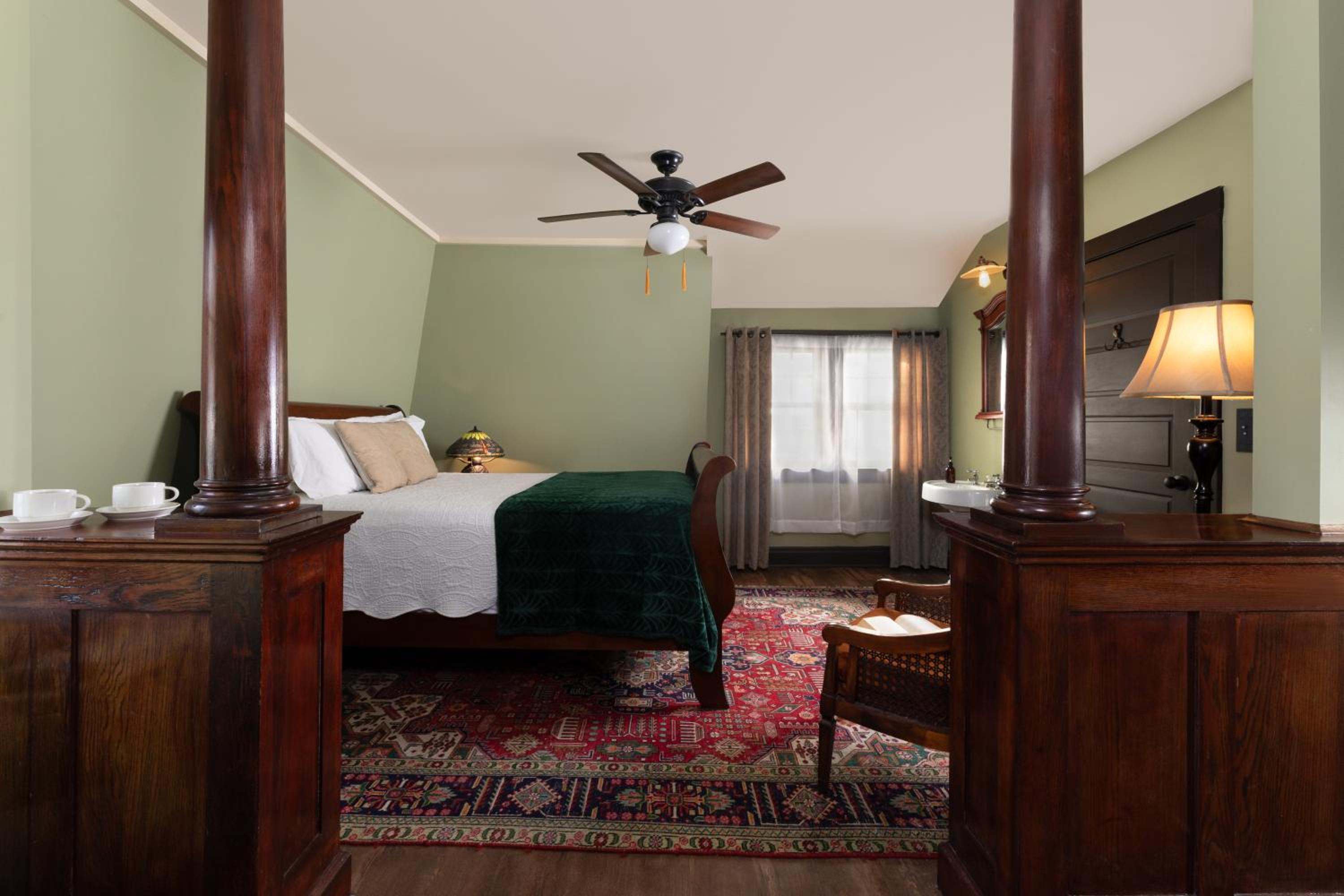 Queen Room photo 3