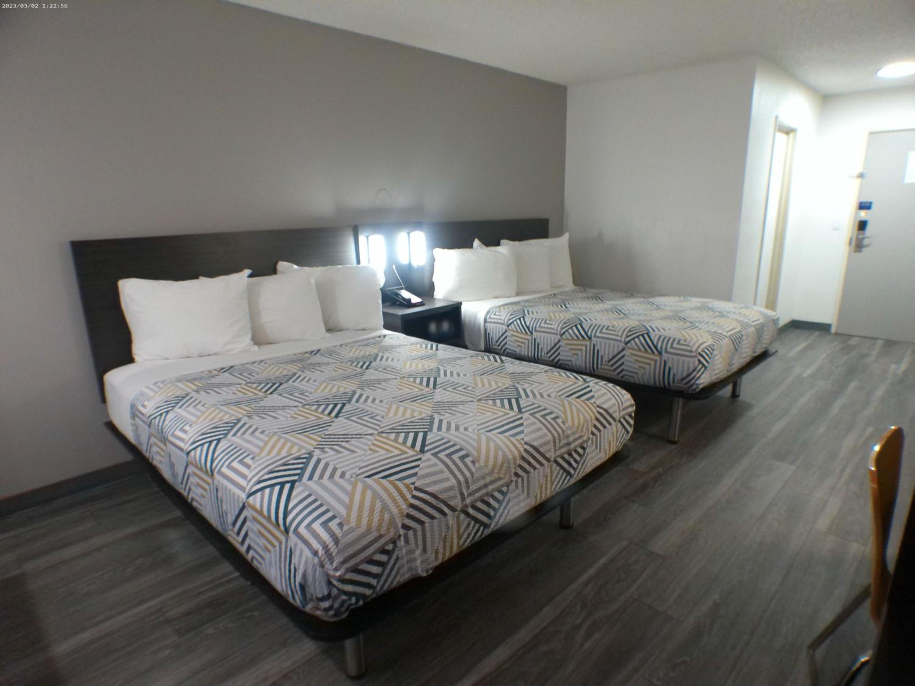 Queen Room with Two Queen Beds - Non-Smoking - Photo 2