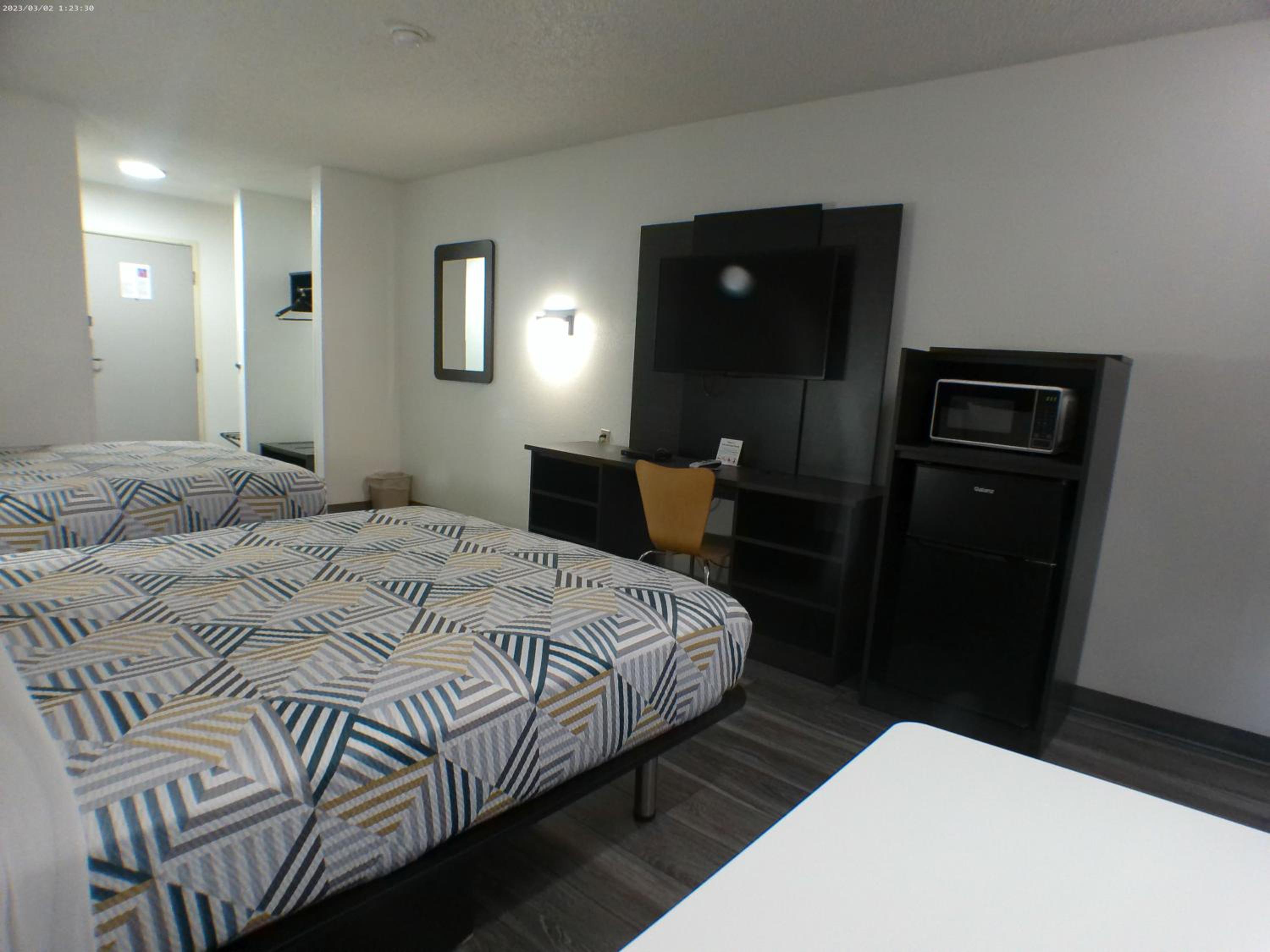 Queen Room with Two Queen Beds - Non-Smoking - Photo 13