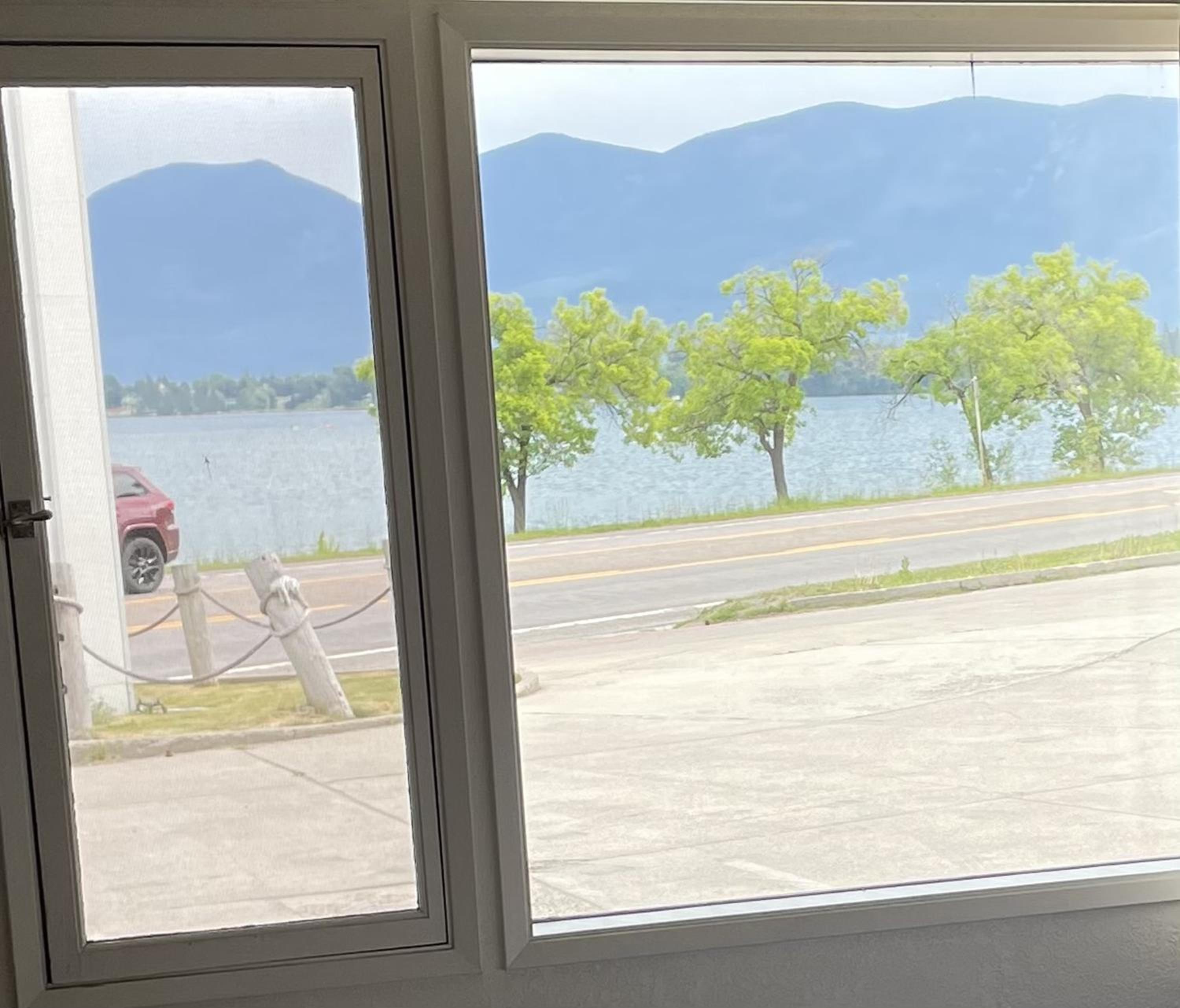 Queen Room with Lake View - Photo 5