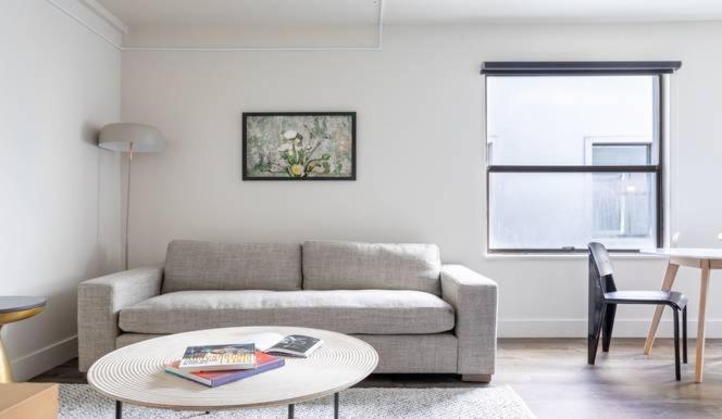 One-Bedroom Apartment with Bay View - Non-Smoking - Photo 1