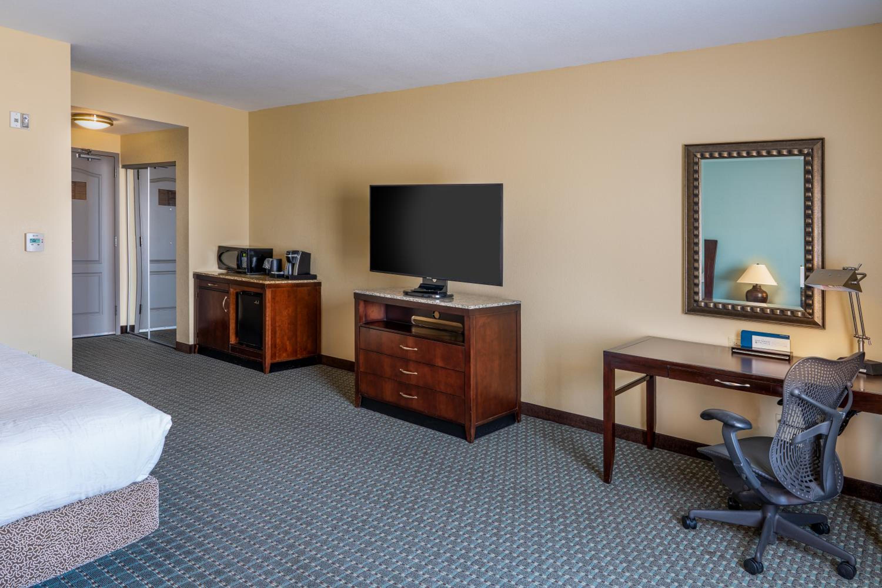 King Room with Bath Tub - Mobility Access - Photo 3