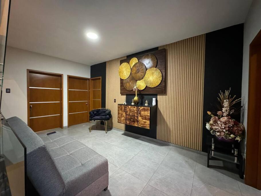Five-Bedroom House photo 3
