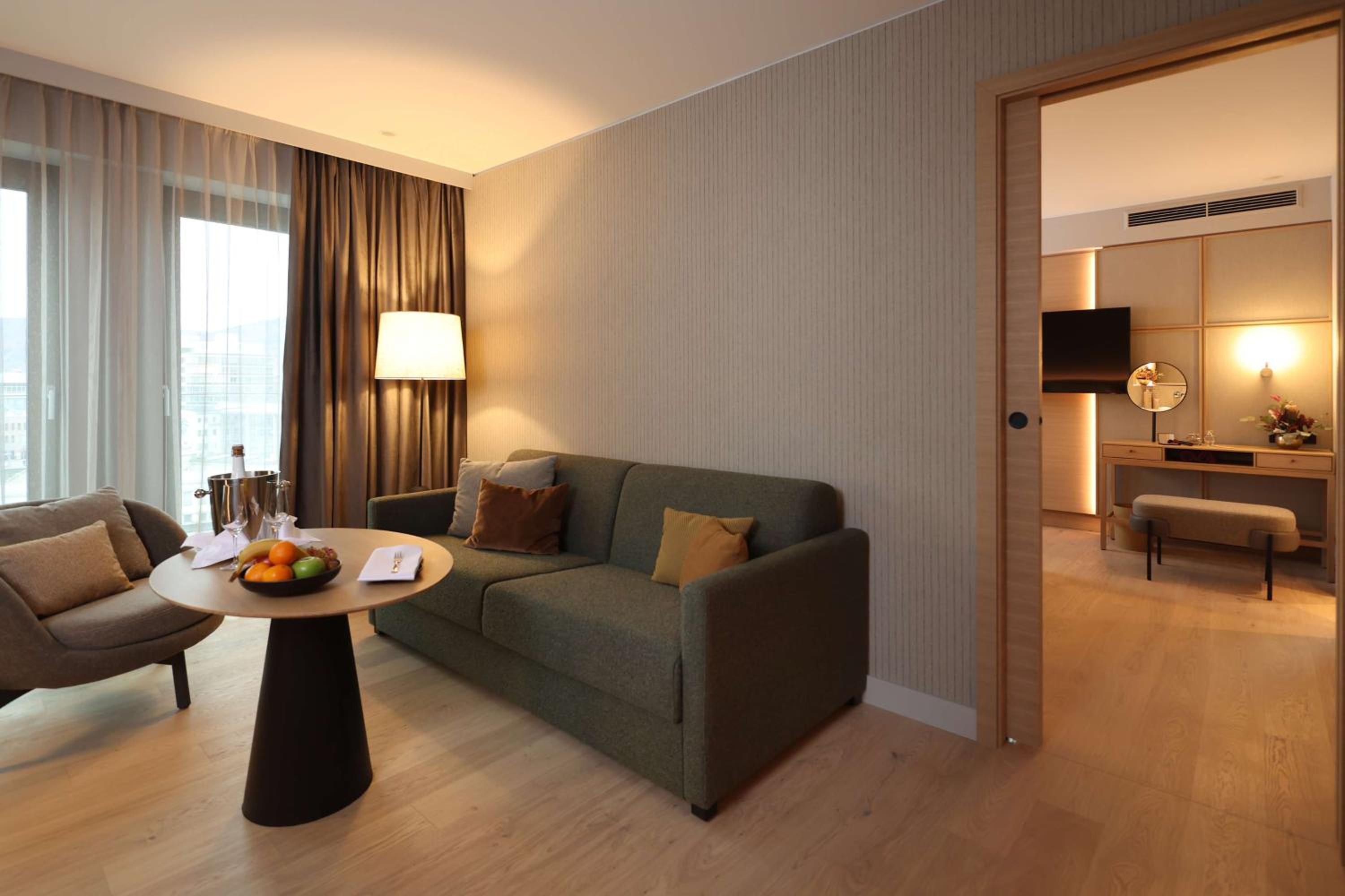 Available room thumbnail 5