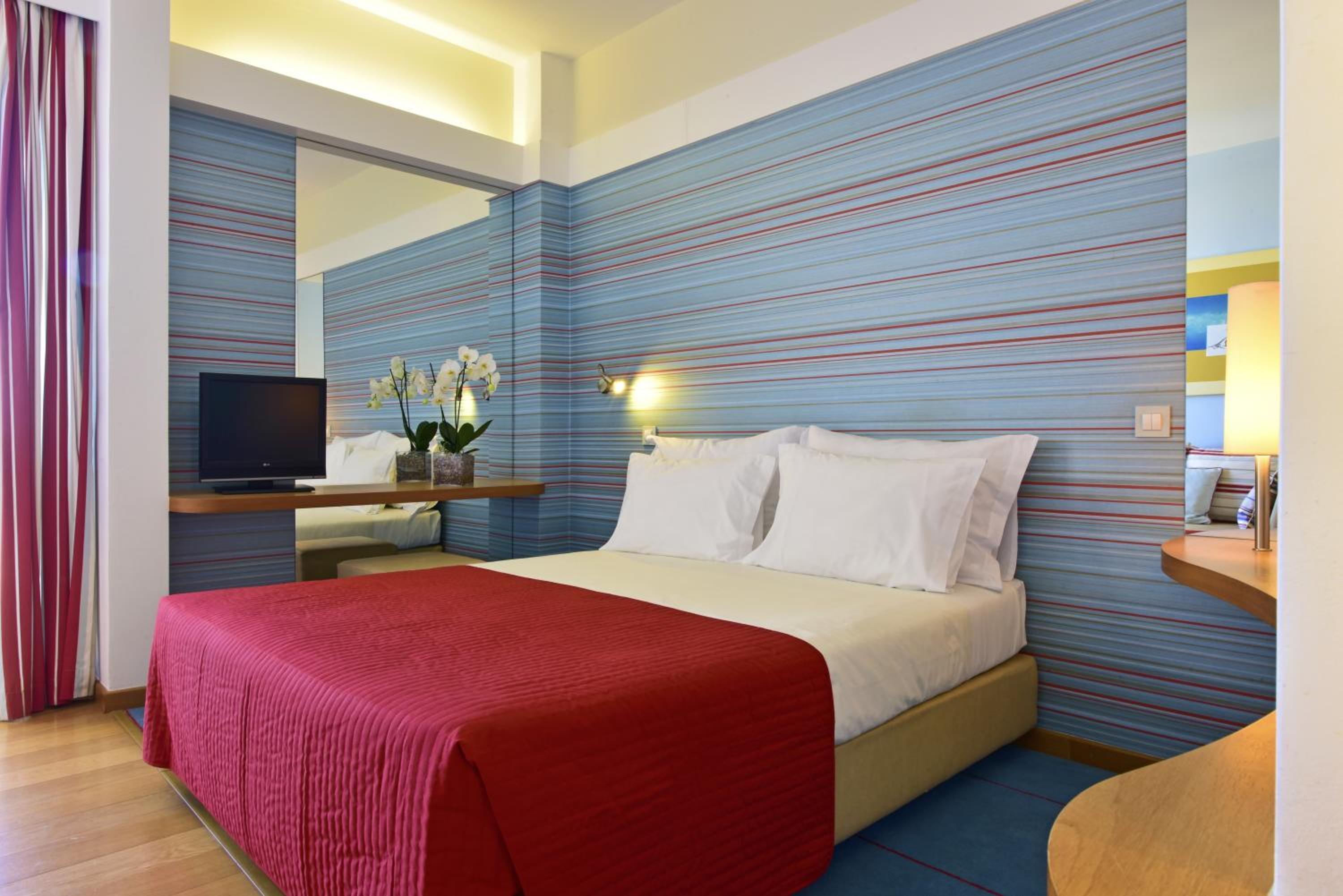 Deluxe Superior Room with Sea Views - Photo 5