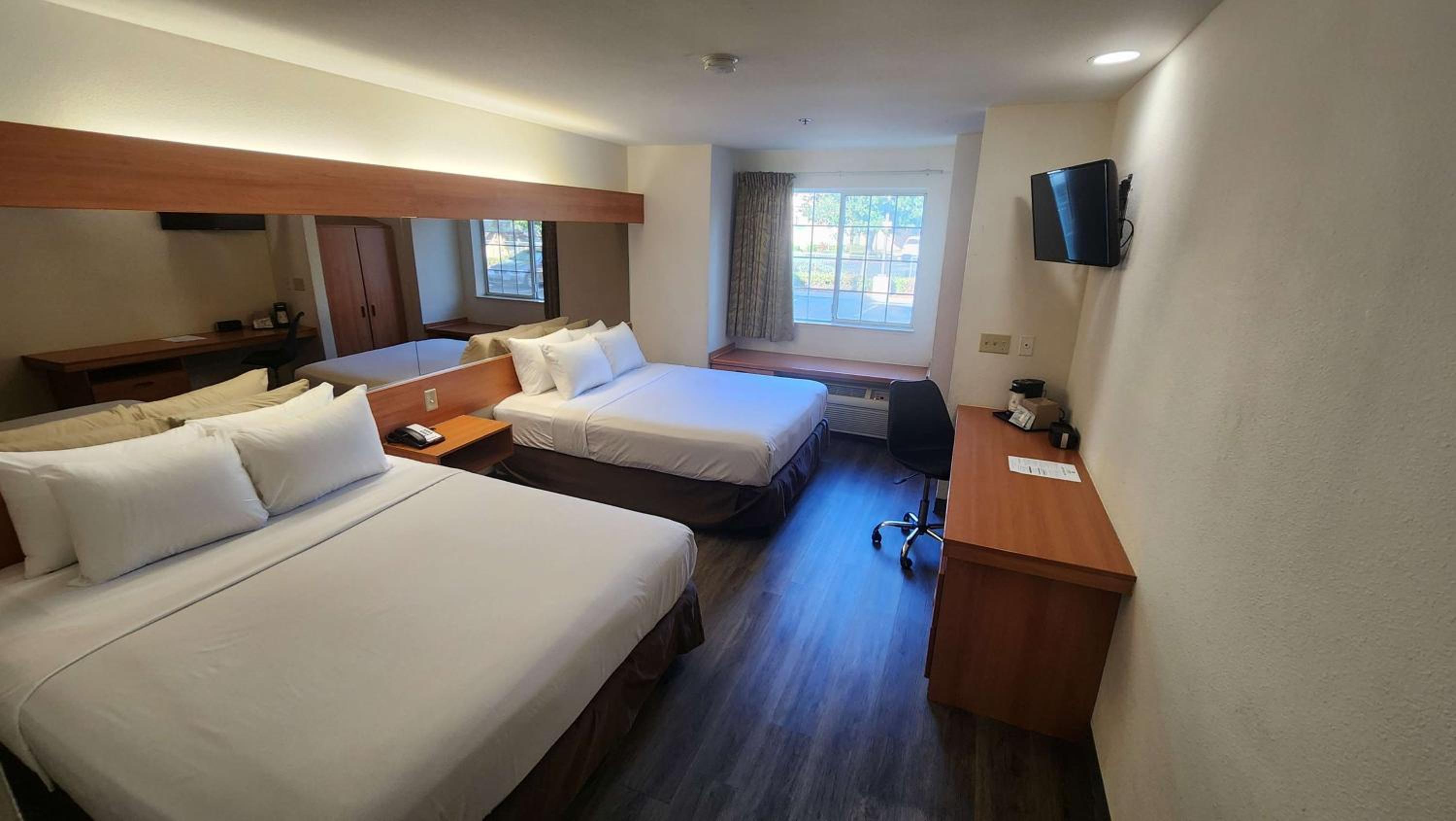 Queen Room With Two Queen Beds - Non-Smoking - Photo 1