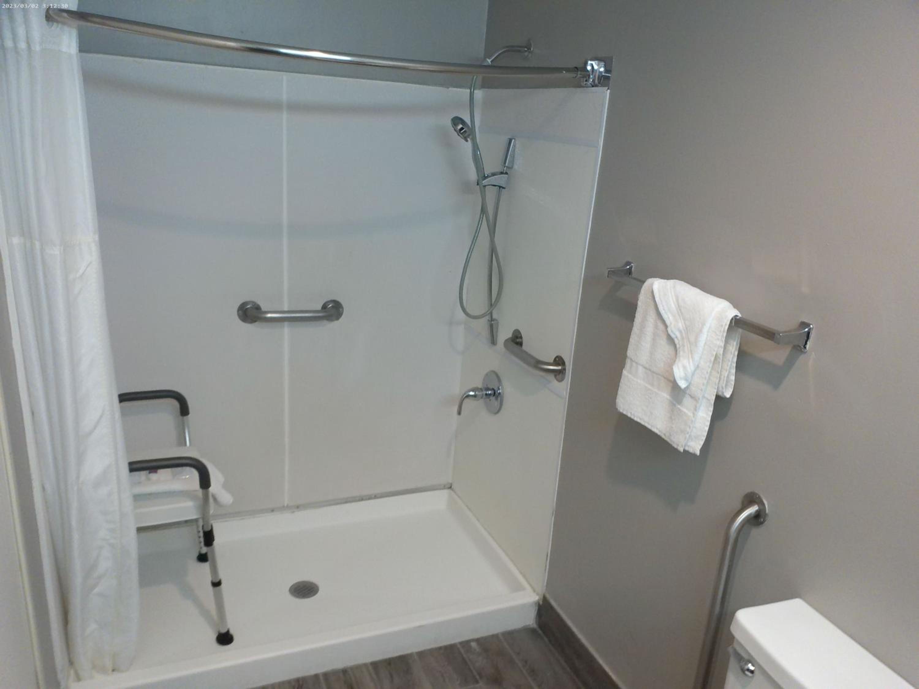 Queen Room with Two Queen Beds - Disability Access - Non-Smoking - Photo 5