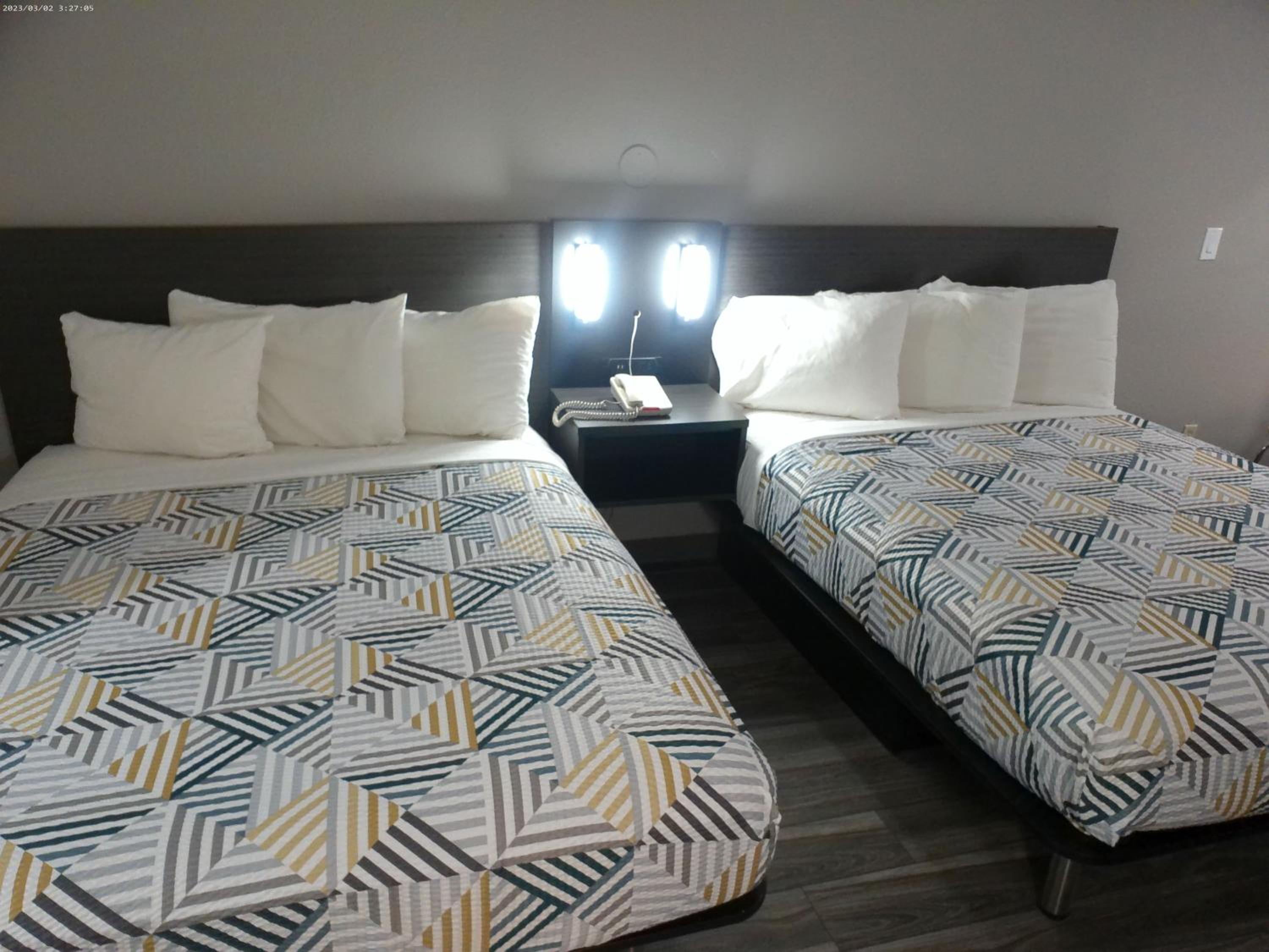 Queen Room with Two Queen Beds - Non-Smoking - Photo 3