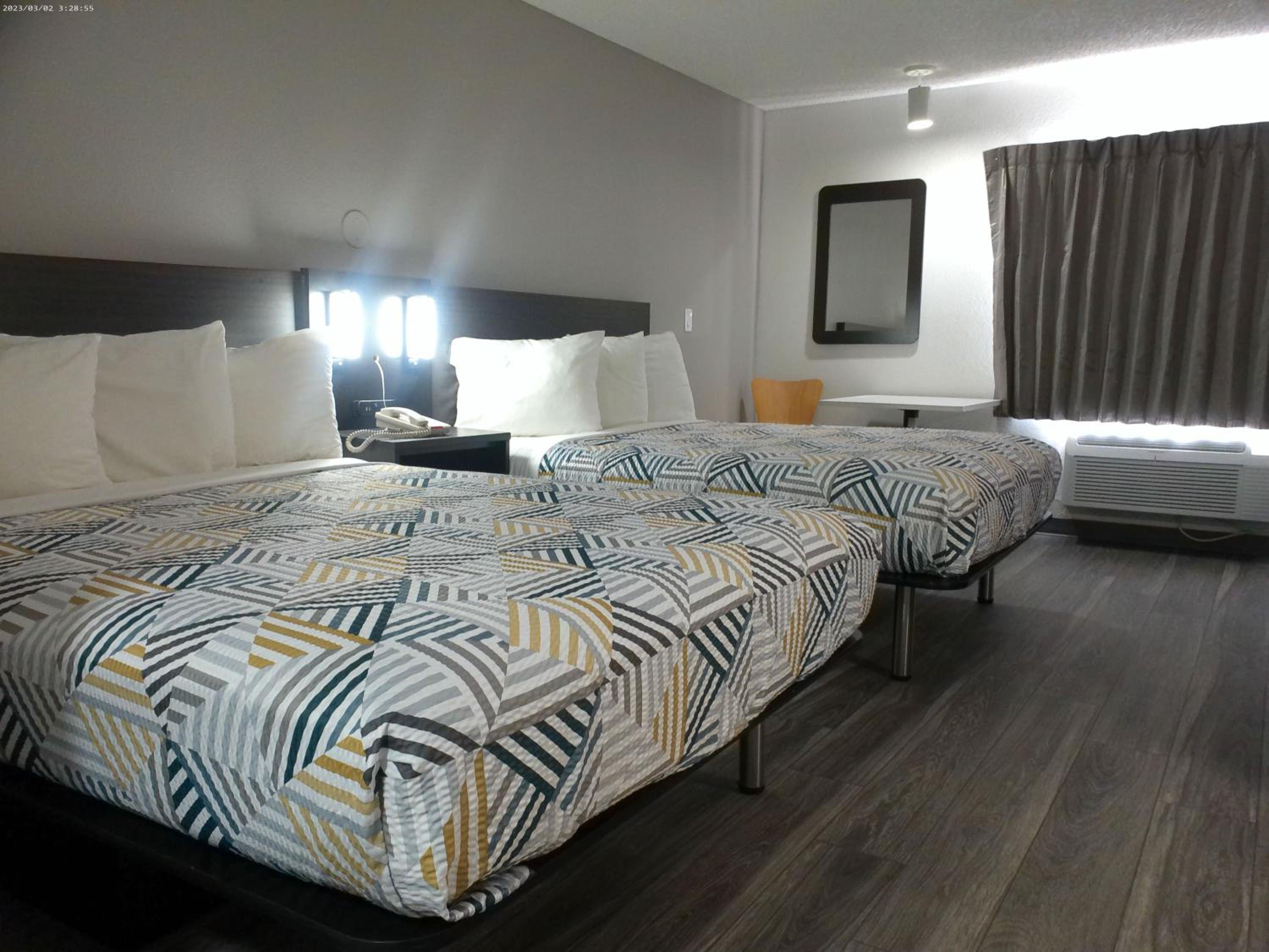 Queen Room with Two Queen Beds - Non-Smoking - Photo 5