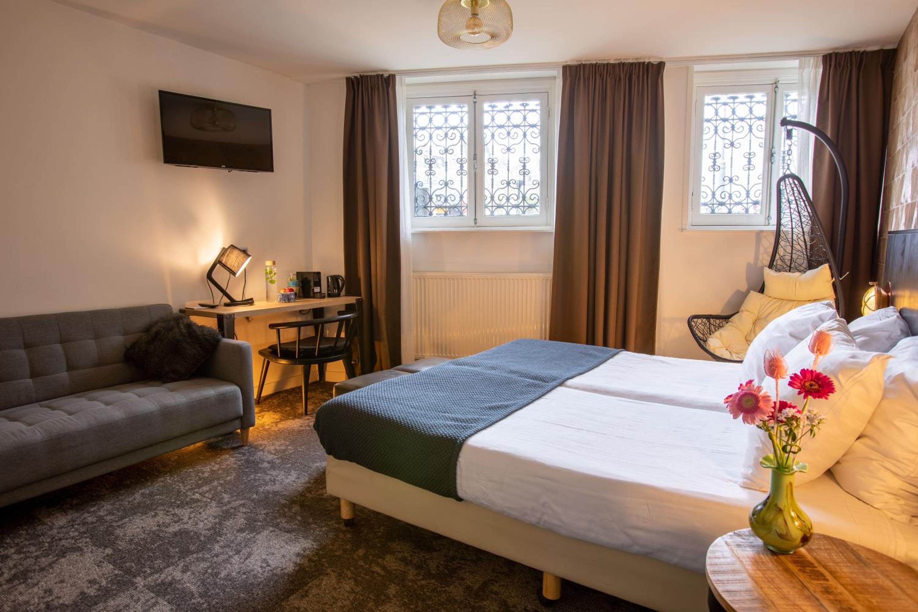 Deluxe Triple Room (2 Twin beds and Sofa) photo 2