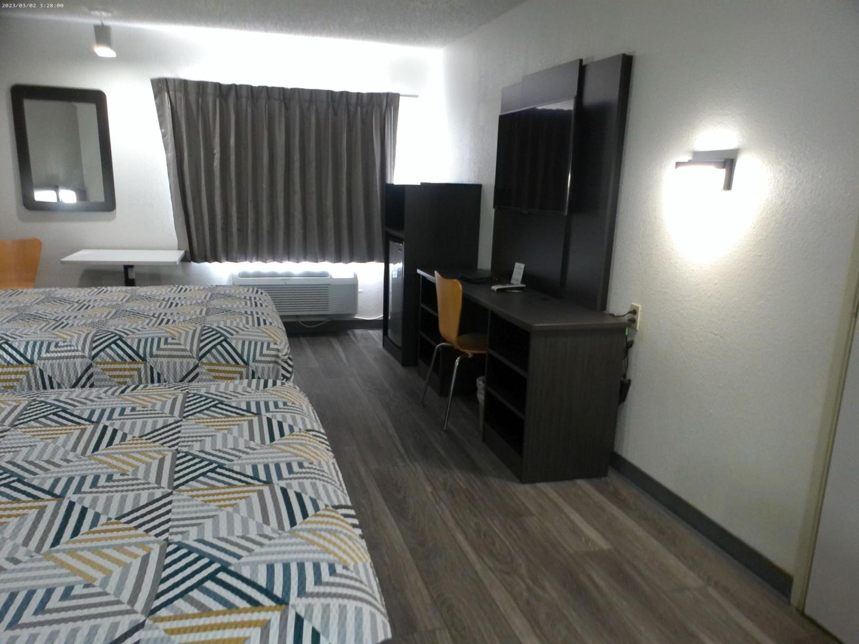 Queen Room with Two Queen Beds - Disability Access - Non-Smoking - Photo 7