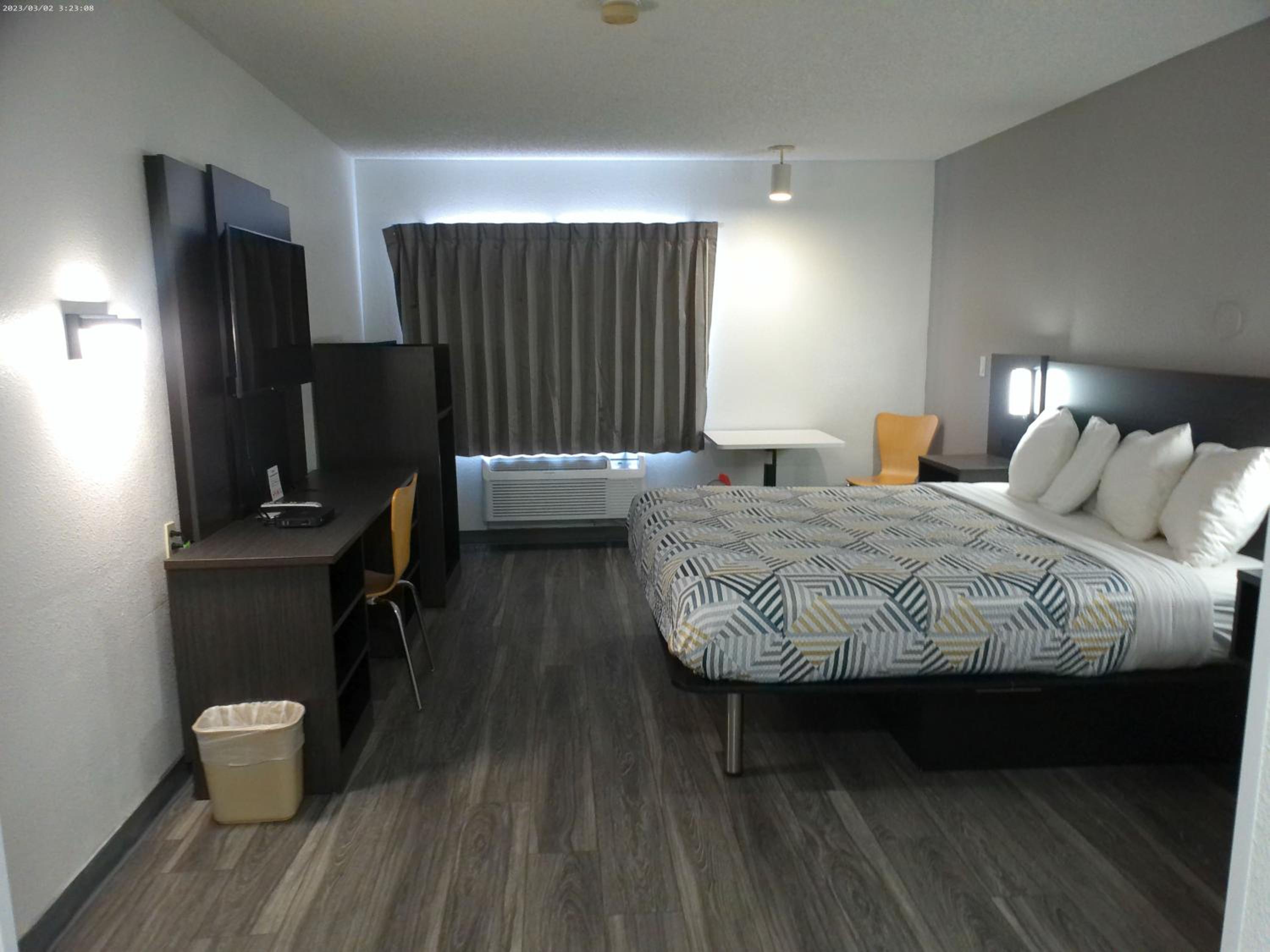 King Room - Non-Smoking - Photo 9