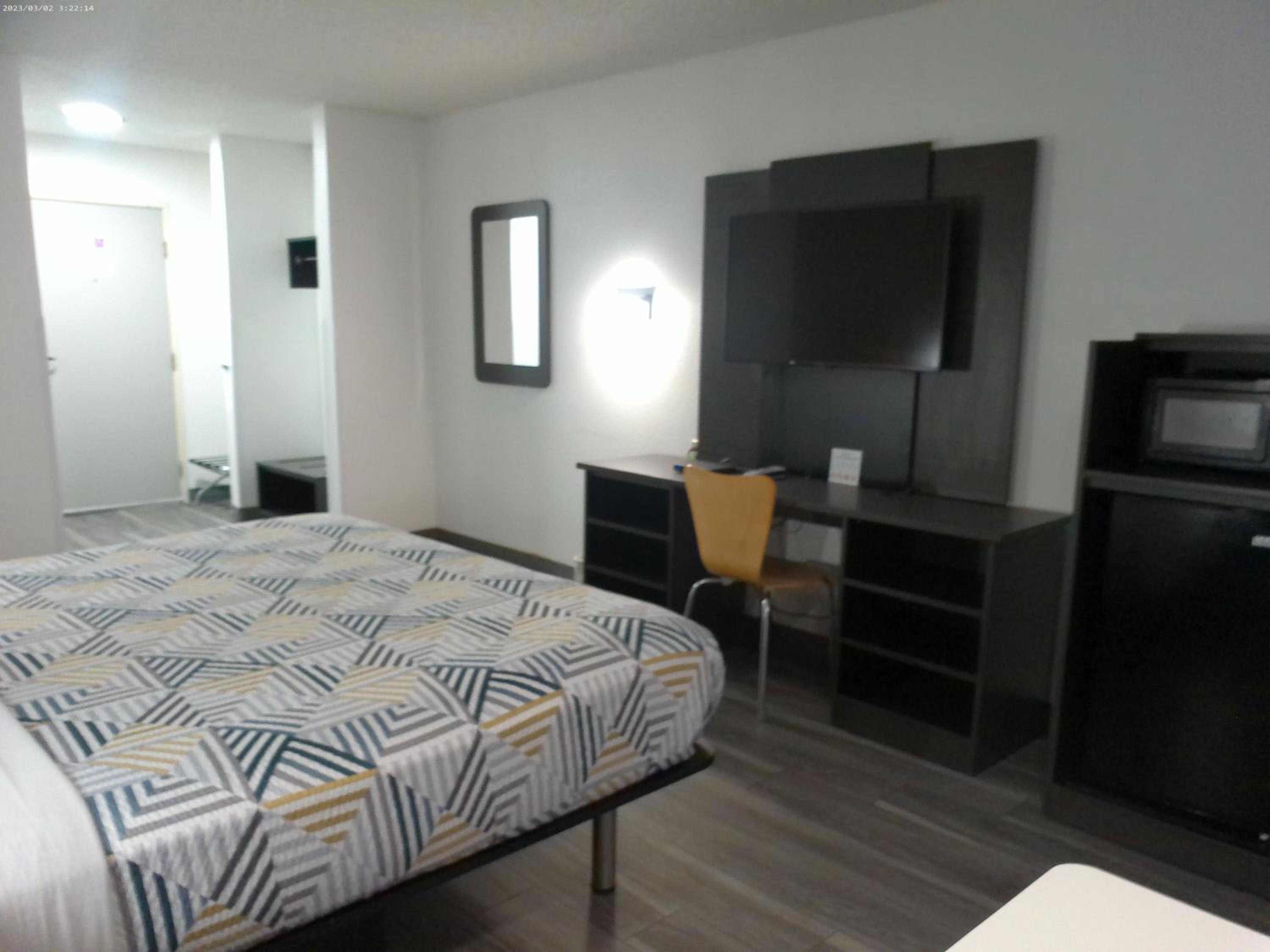 King Room - Non-Smoking - Photo 4