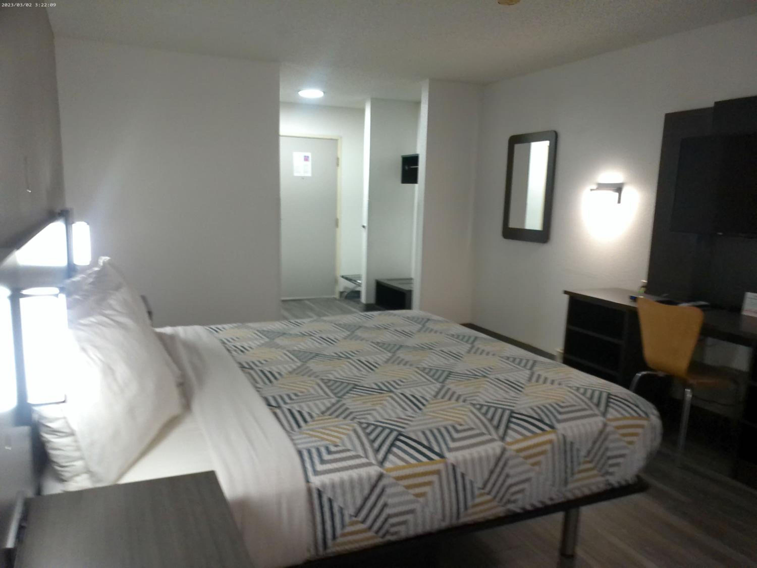 King Room - Non-Smoking - Photo 2