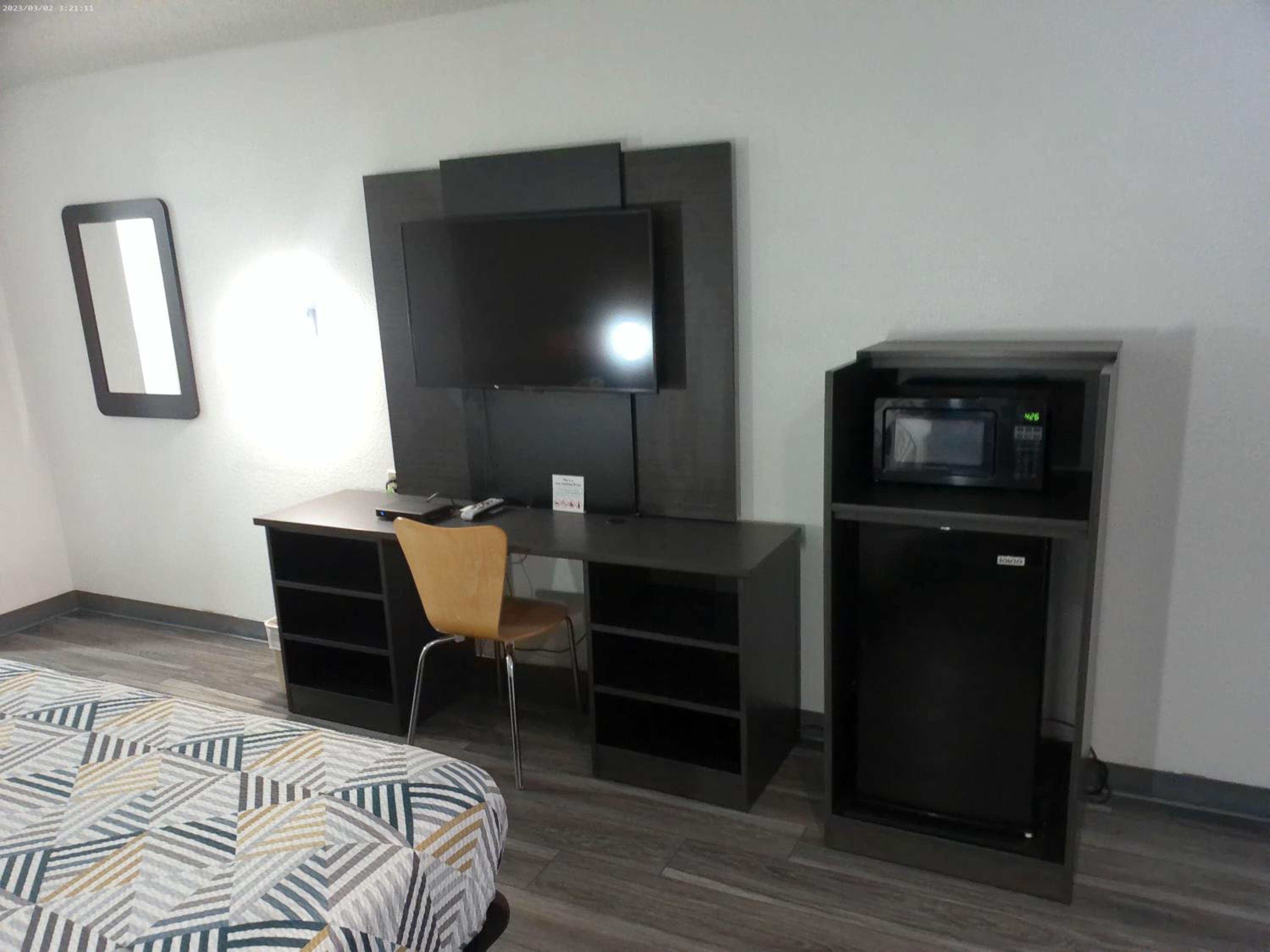King Room - Non-Smoking - Photo 3