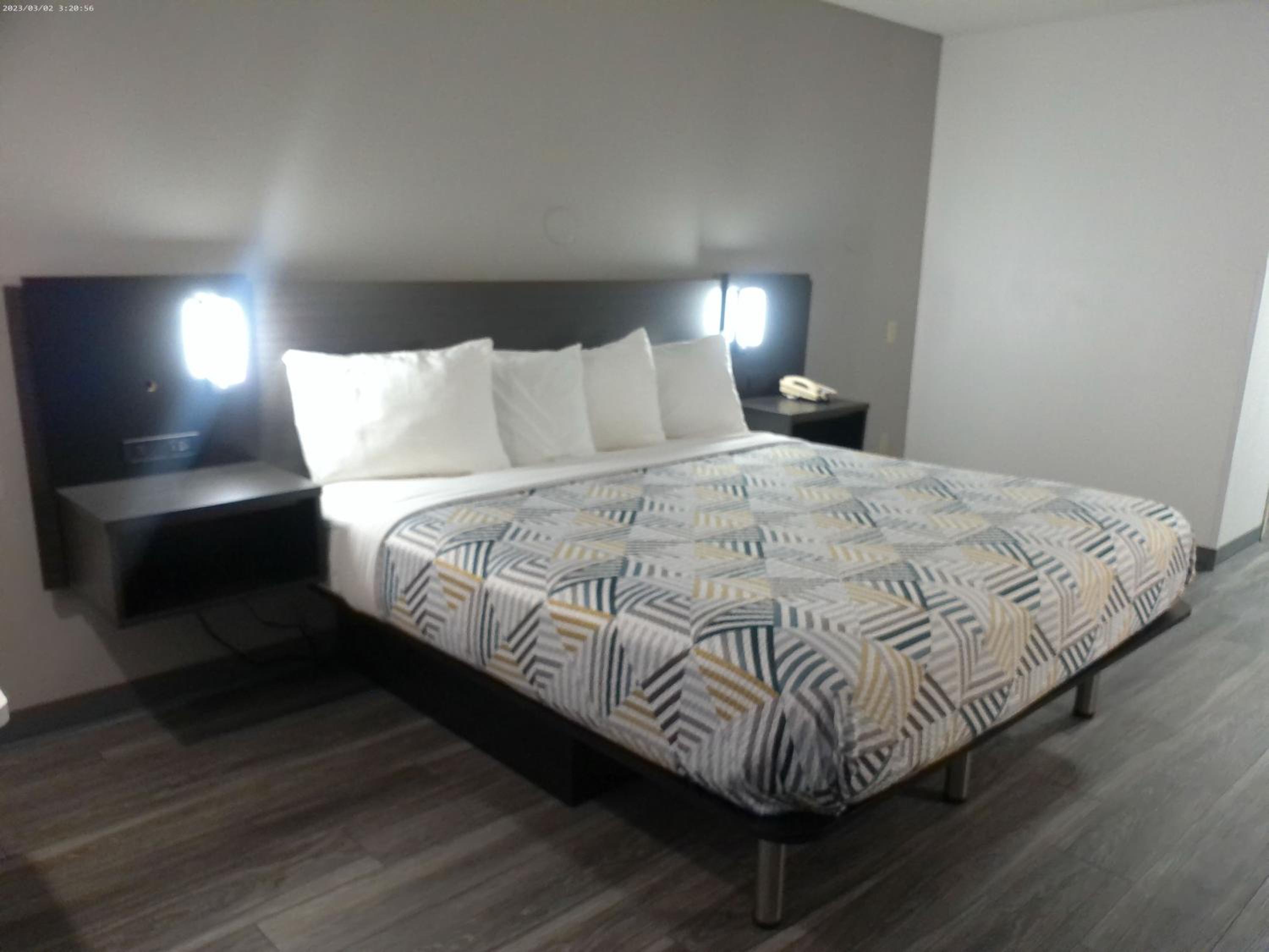 King Room - Non-Smoking - Photo 8