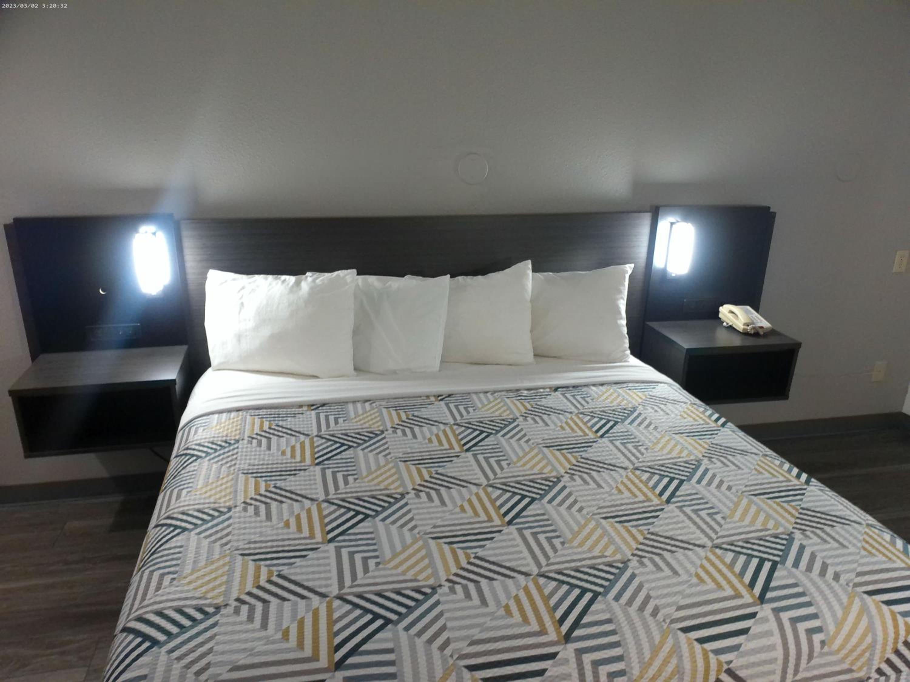 King Room - Non-Smoking - Photo 7