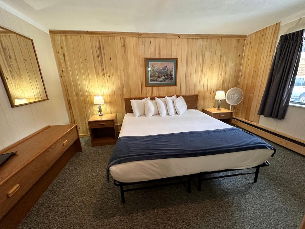 Deluxe King Room photo 2