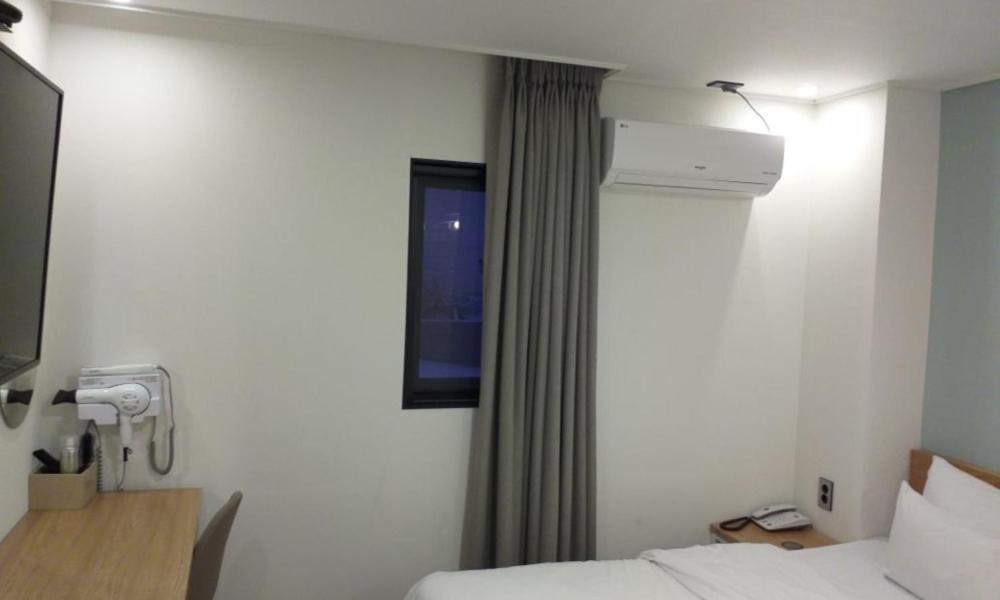 Standard Twin Room - Photo 6